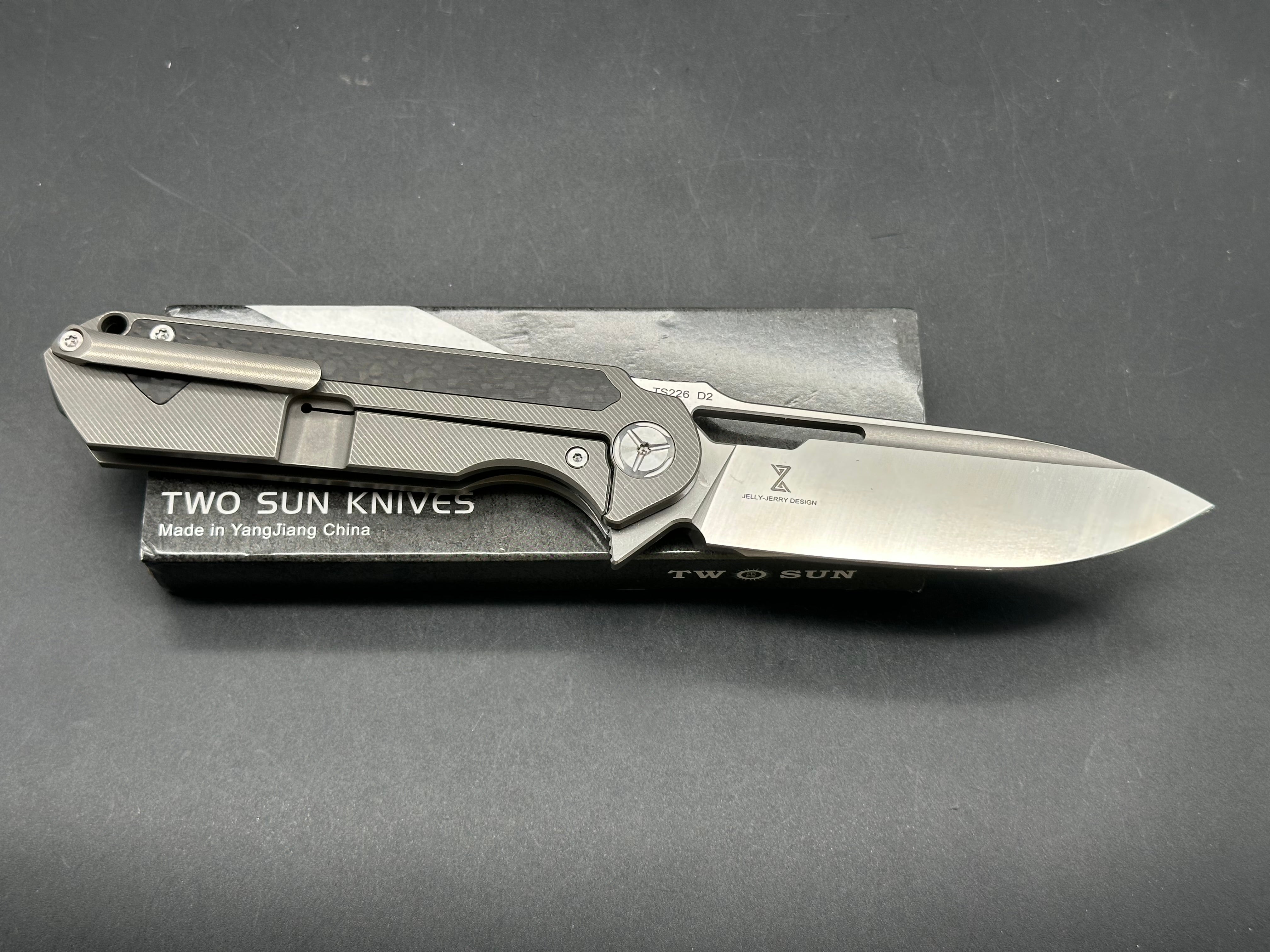 TWOSUN FOLDING KNIFE BLACK TITANIUM/CARBON FIBER HANDLE PLAIN EDGE D2 TS226