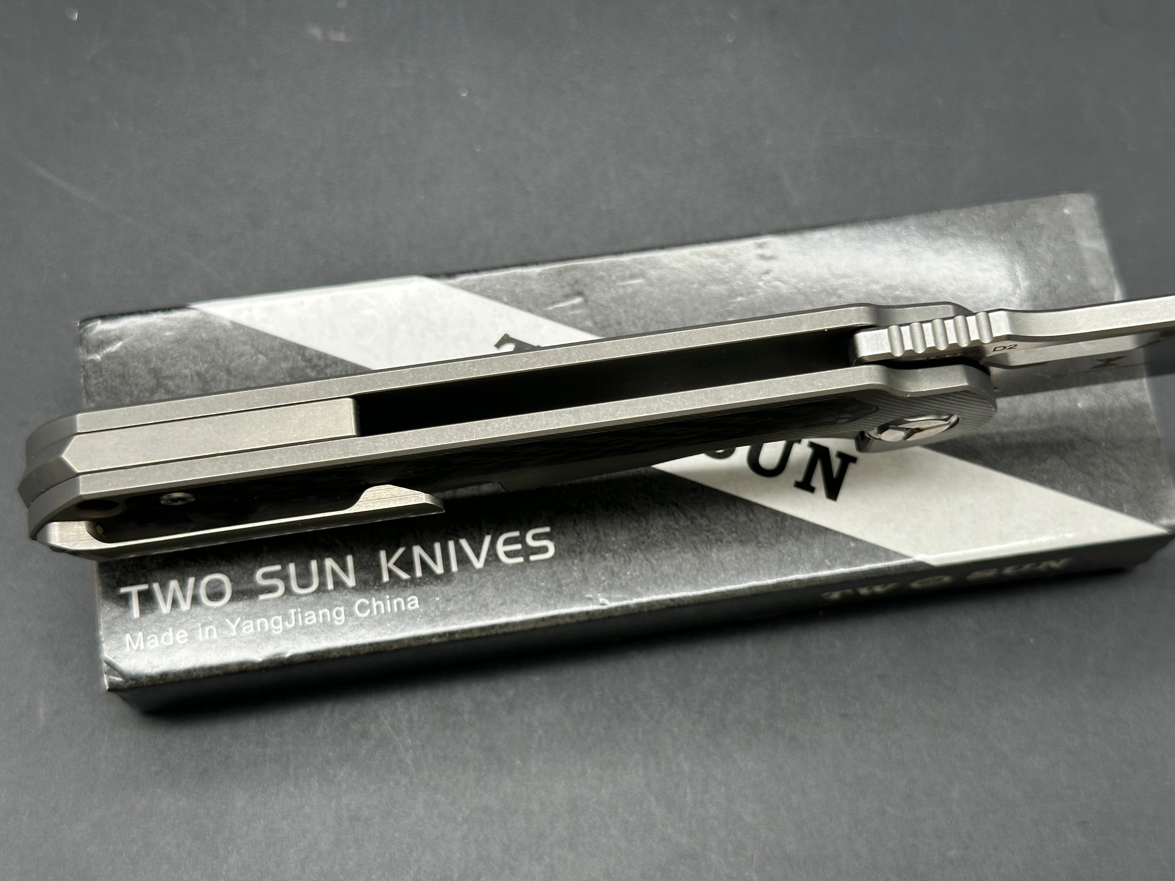 TWOSUN FOLDING KNIFE BLACK TITANIUM/CARBON FIBER HANDLE PLAIN EDGE D2 TS226