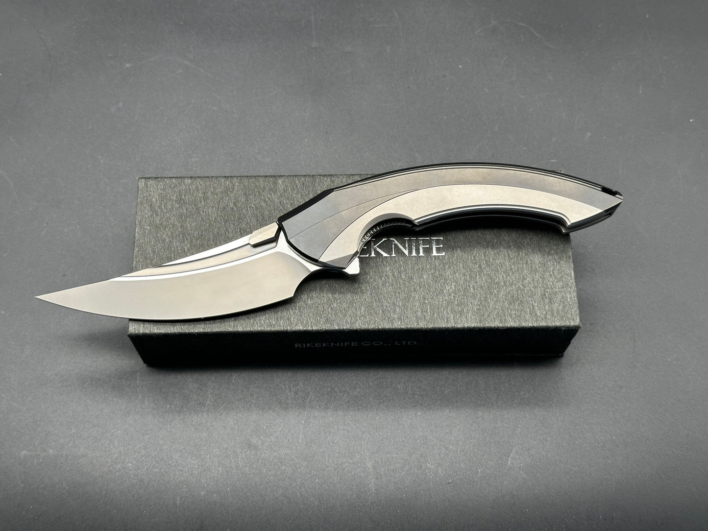 Rike Knife Lamella V1/Black DLC Ti CPM-20CV