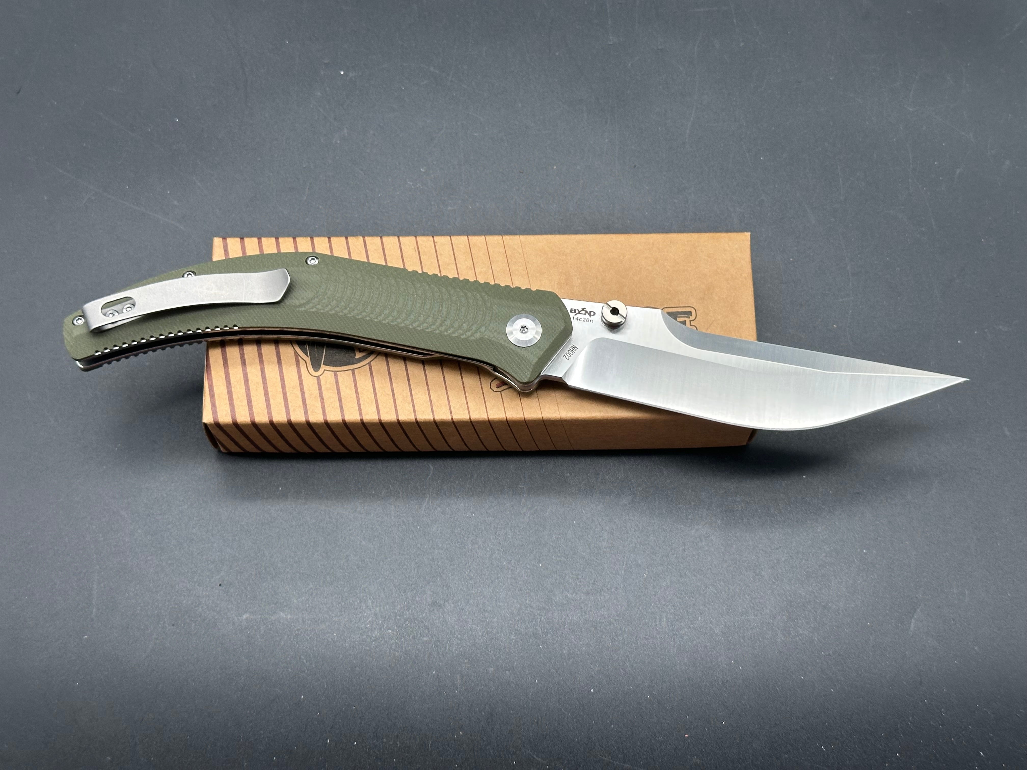 B’yond EDC Night Horse green G10