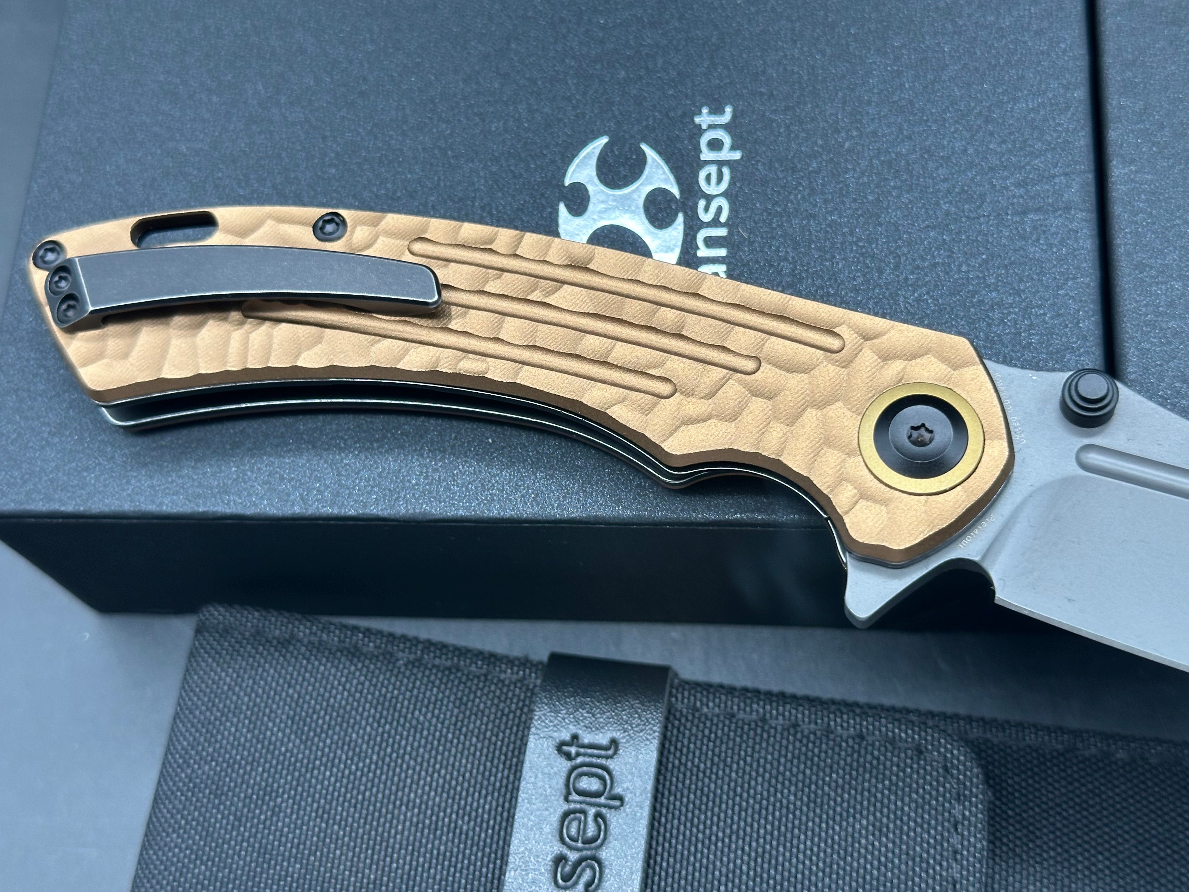 KANSEPT PRETATOUT GOLDEN ALUMINUM WITH ROCK TEXTURE 3.56" CPM S35VN BLADE
