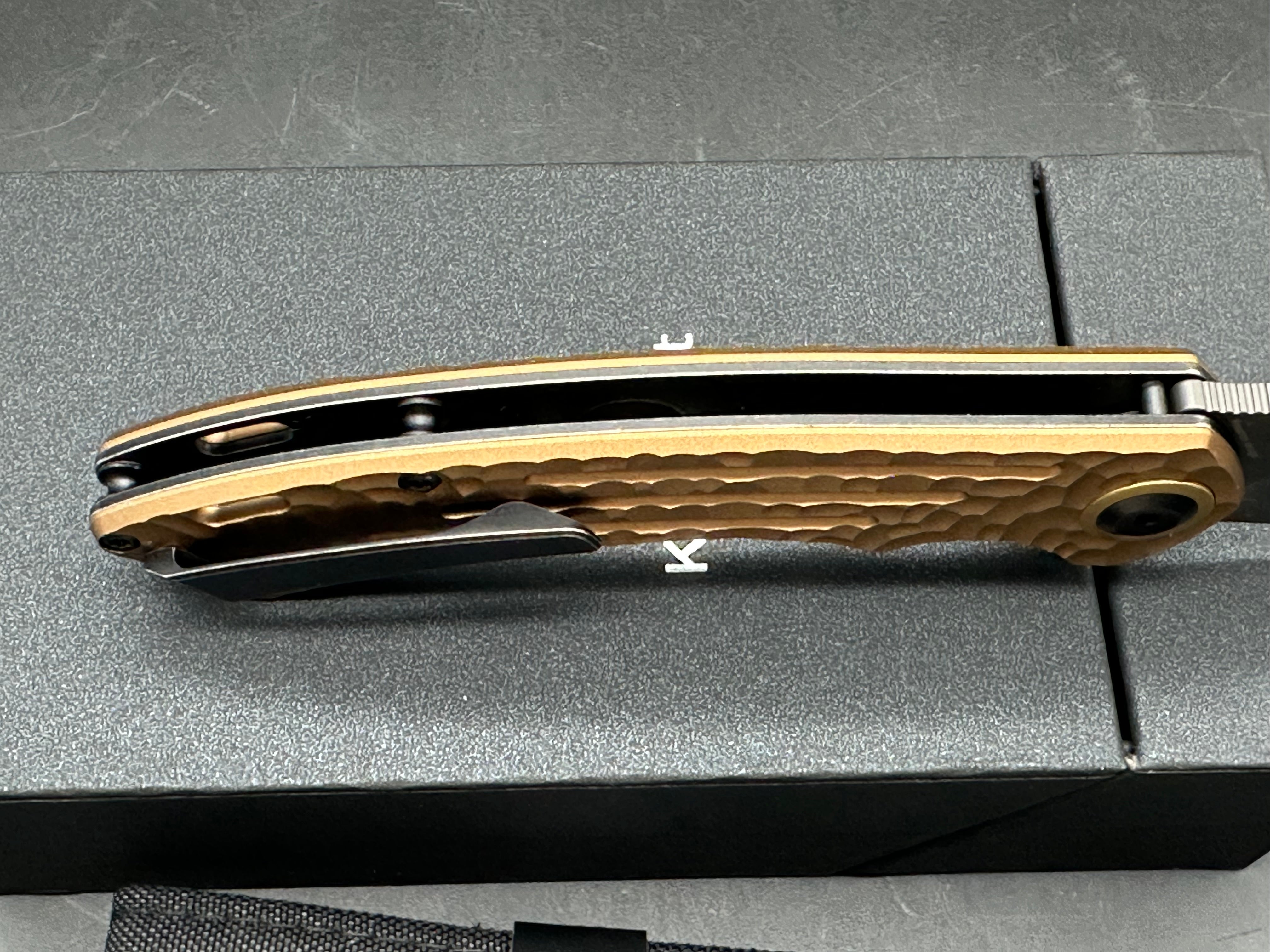 KANSEPT PRETATOUT GOLDEN ALUMINUM WITH ROCK TEXTURE 3.56" CPM S35VN BLADE