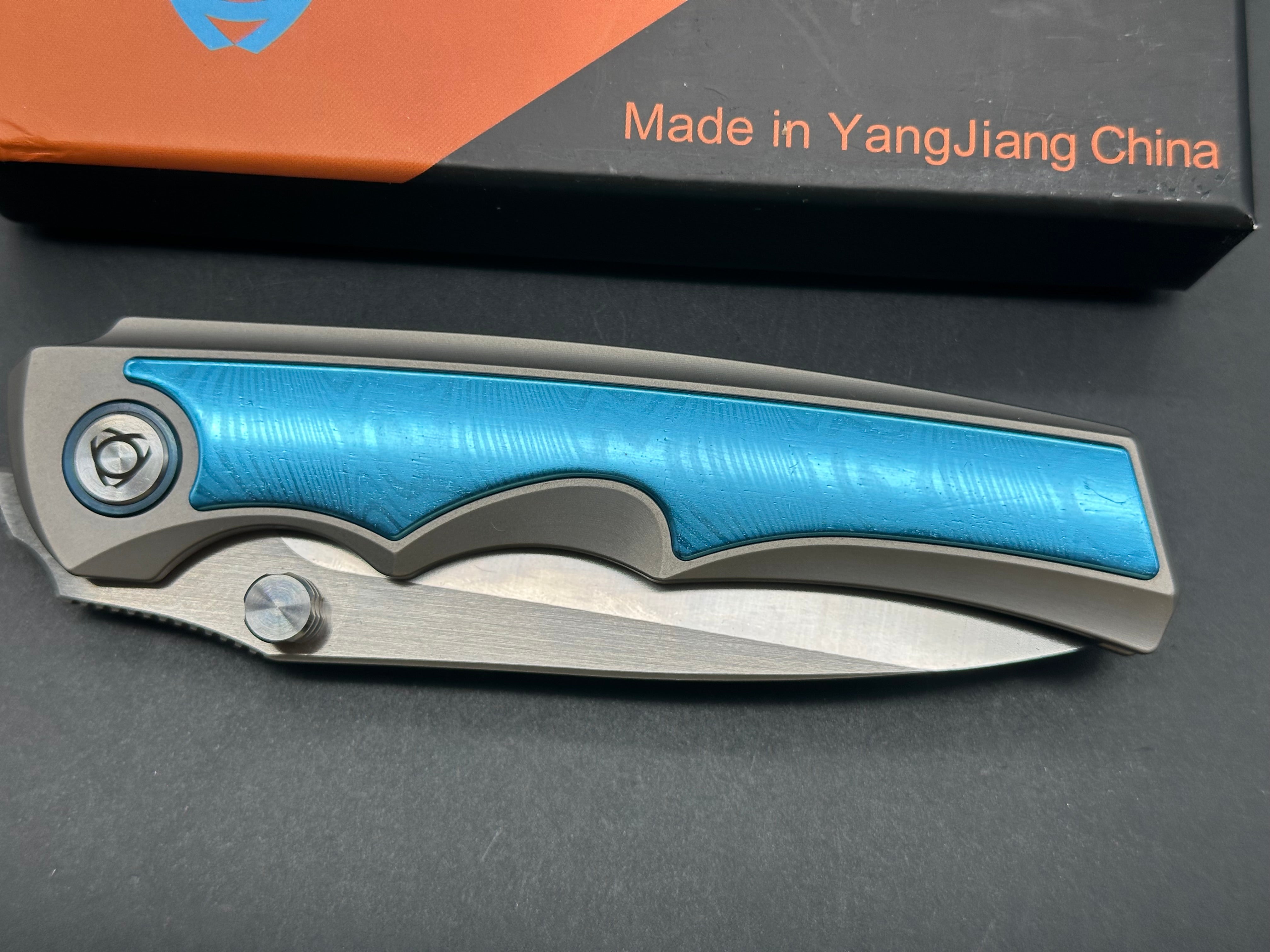 SIXLEAF FOLDING KNIFE TITANIUM/BLUE DAMASCUS HANDLE 10CR15MOV PLAIN EDGE SL-79