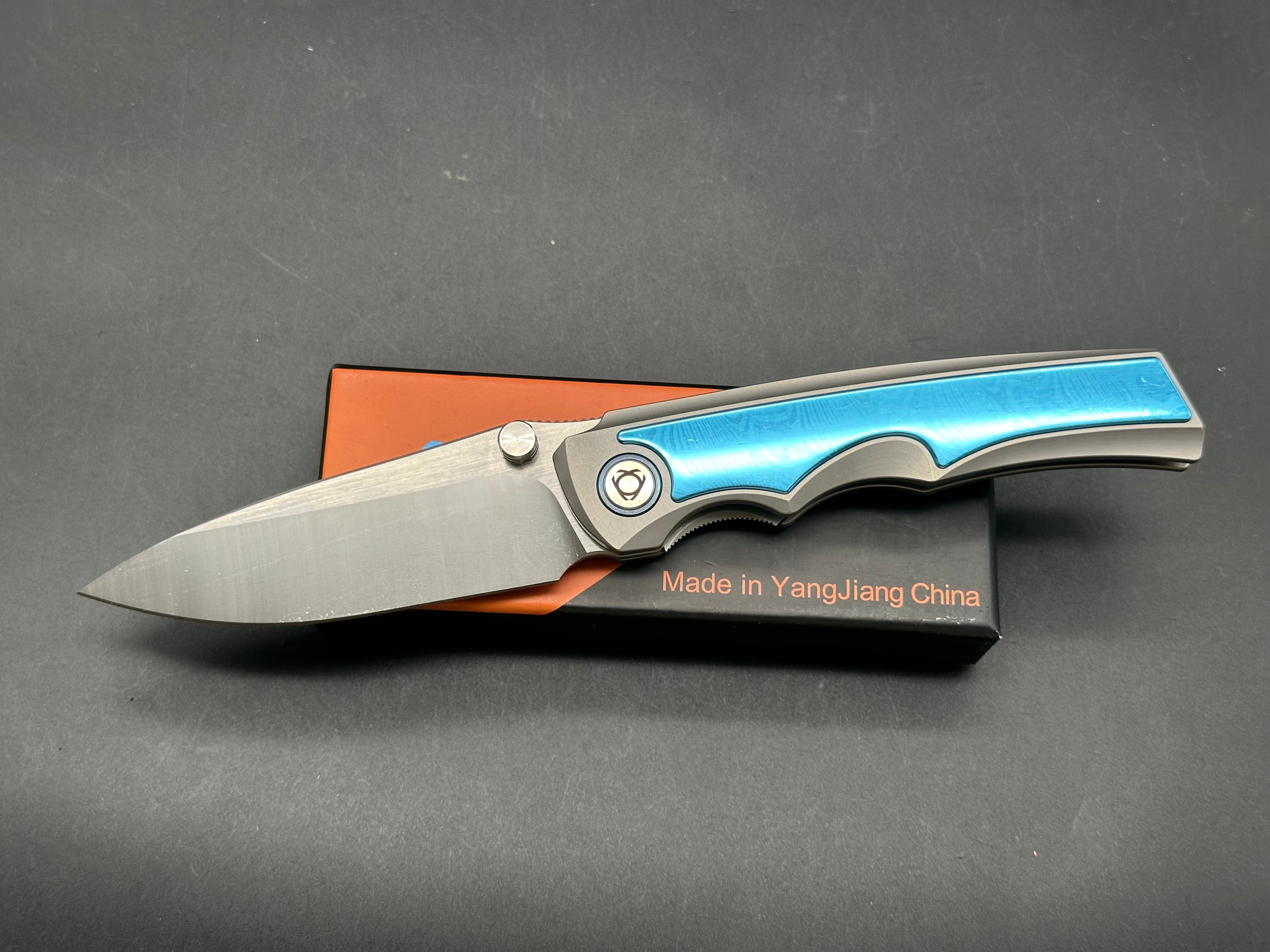SIXLEAF FOLDING KNIFE TITANIUM/BLUE DAMASCUS HANDLE 10CR15MOV PLAIN EDGE SL-79