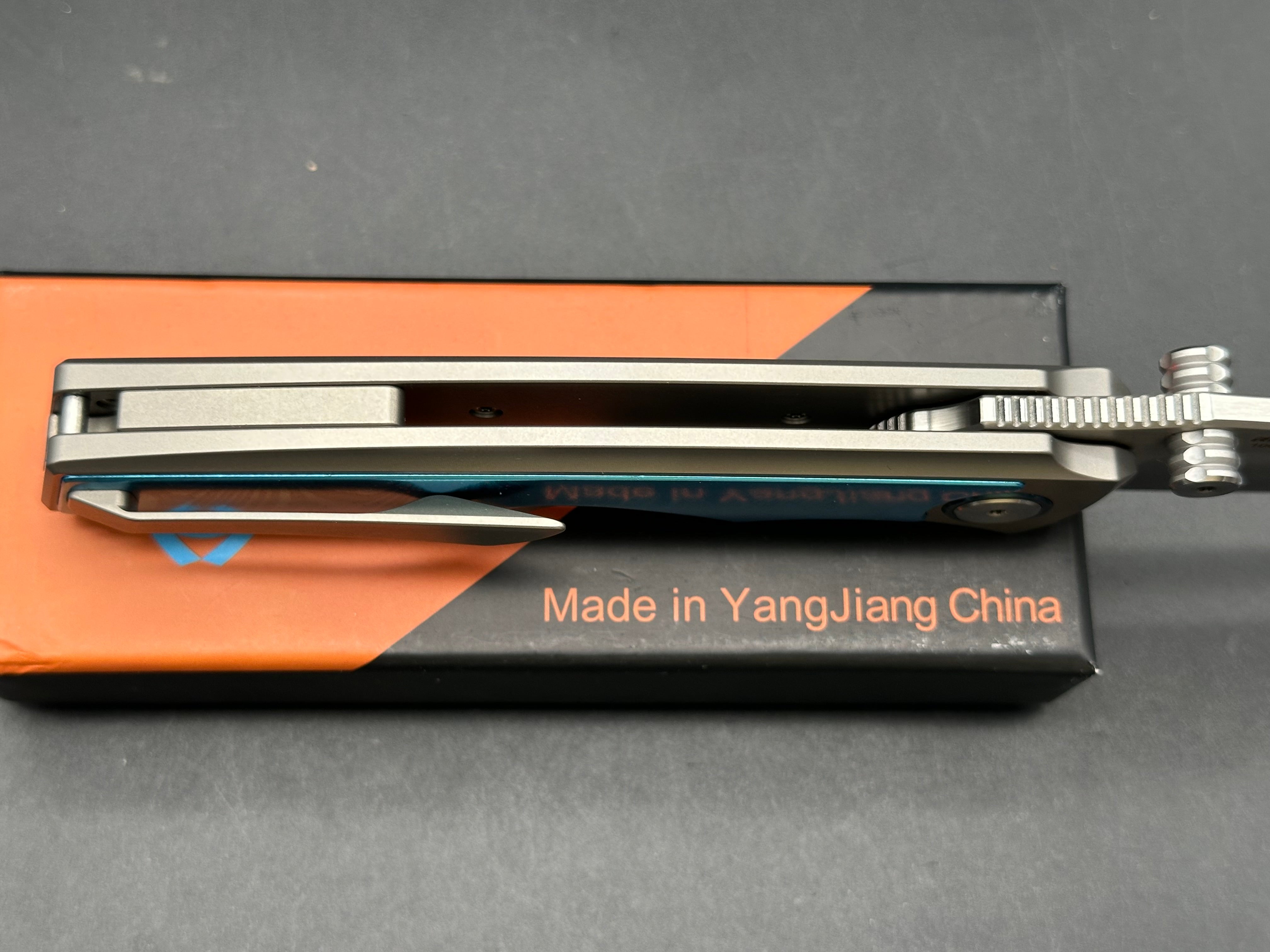 SIXLEAF FOLDING KNIFE TITANIUM/BLUE DAMASCUS HANDLE 10CR15MOV PLAIN EDGE SL-79