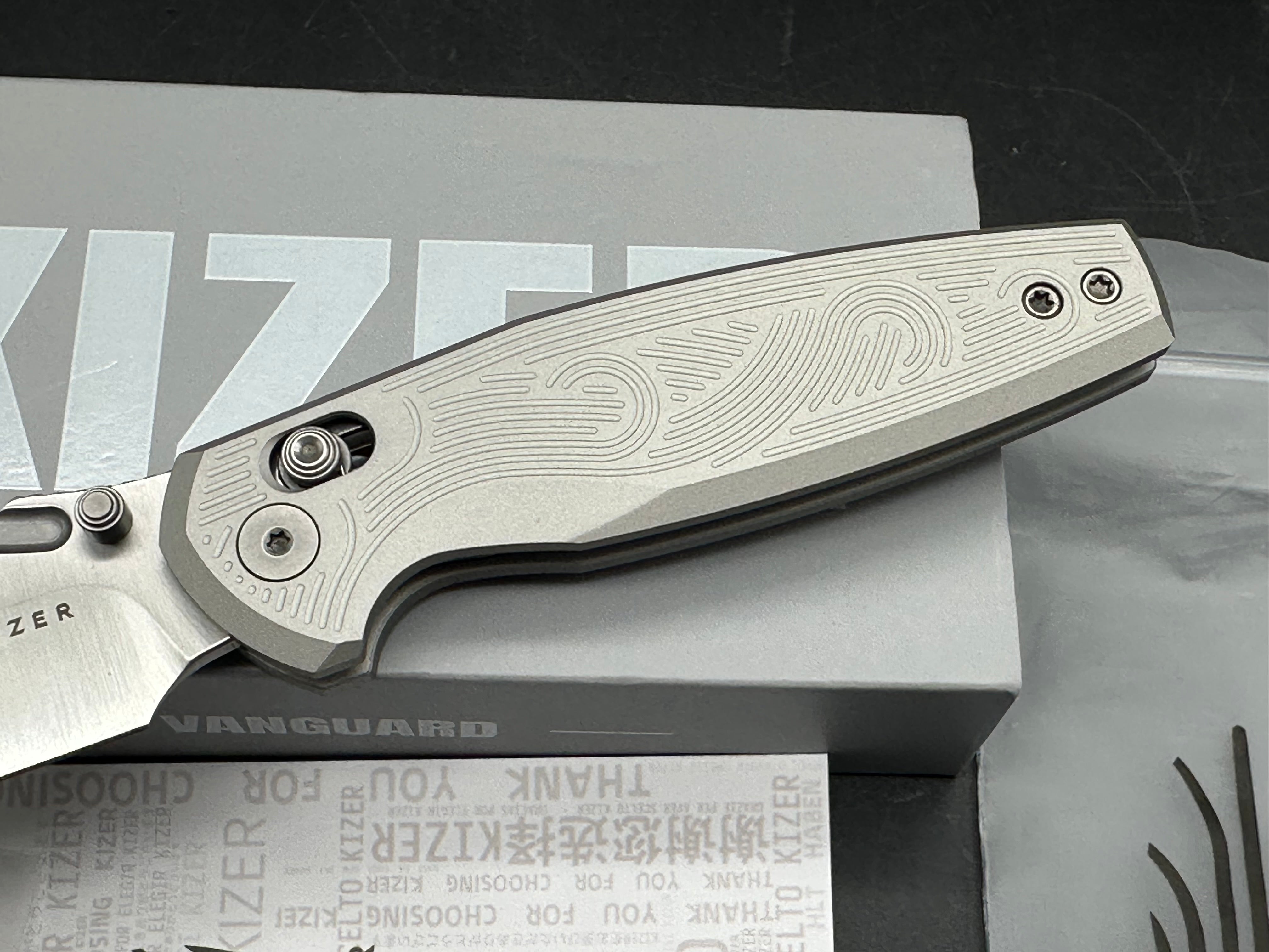 KIZER KHAMSIN FOLDING KNIFE SILVER ALUMINUM HANDLE NITRO-V DROP POINT PLAIN EDGE