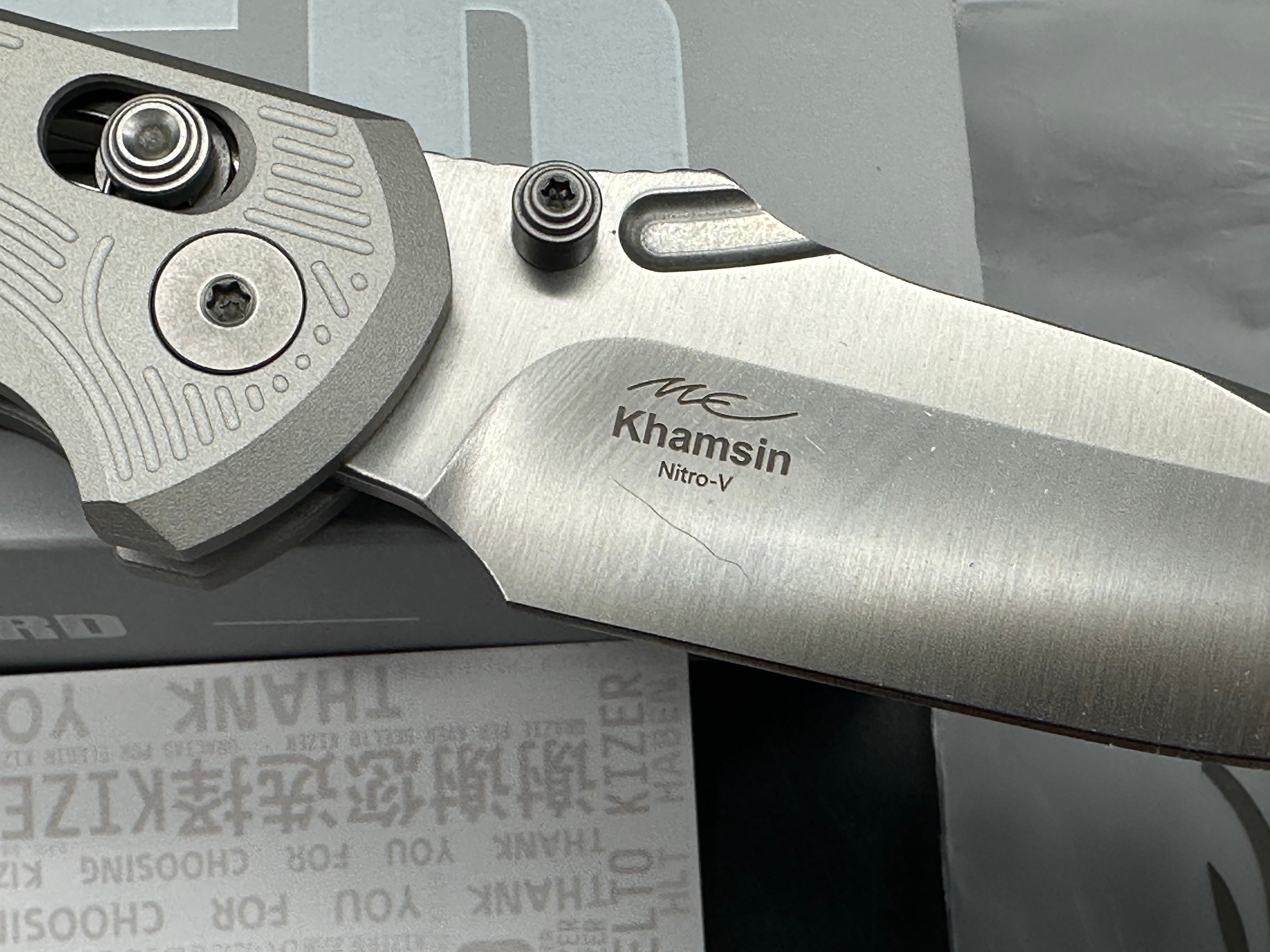 KIZER KHAMSIN FOLDING KNIFE SILVER ALUMINUM HANDLE NITRO-V DROP POINT PLAIN EDGE