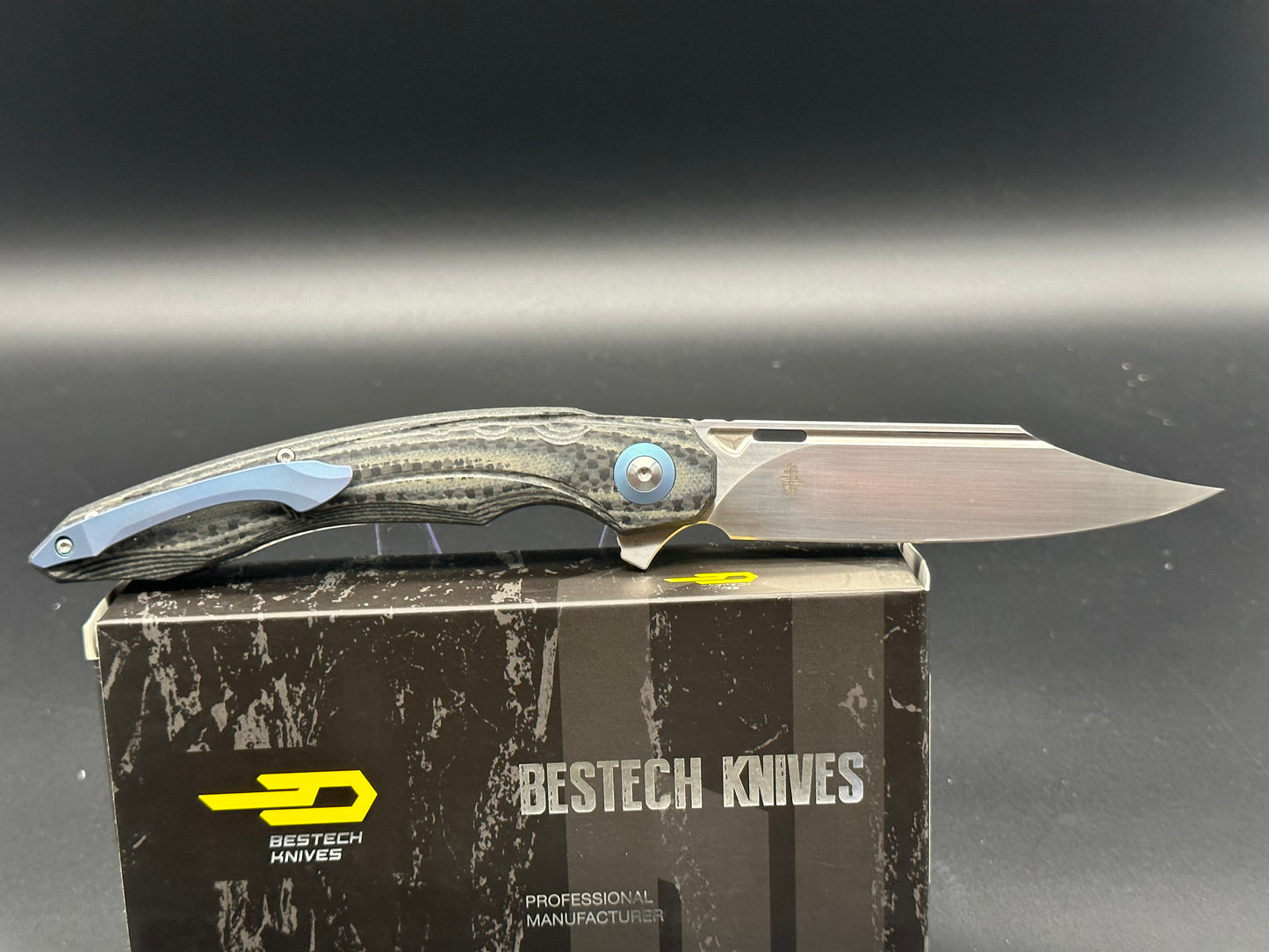 BESTECH FANGA INTERLAYER WITH CARBON FIBER AND BEIGE G10 HANDLE