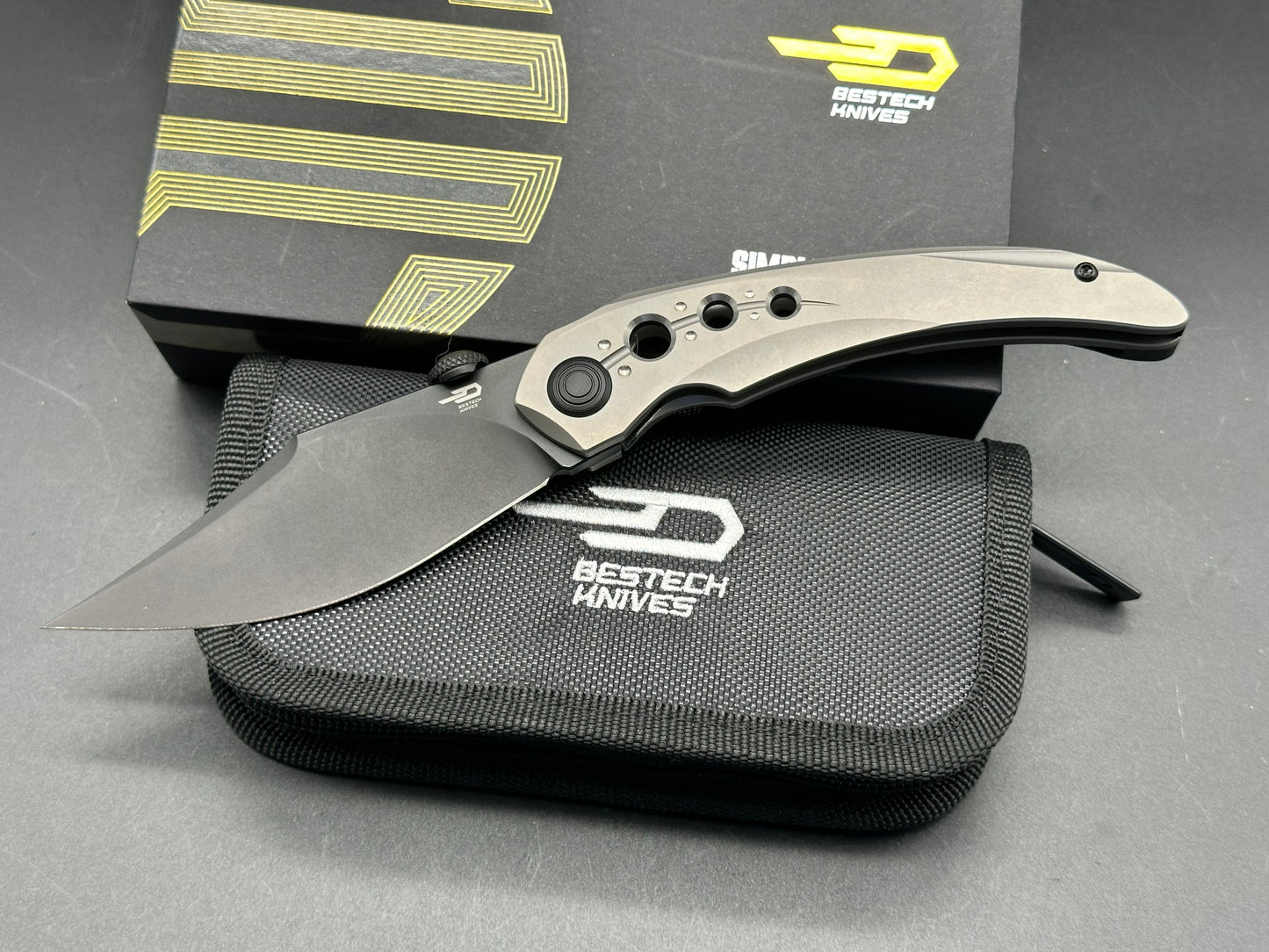 Bestech Kombou Razon/Grey Slotted Ti Handle/Upswept/Blackwash Magnacut