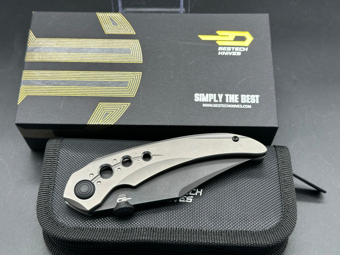 Bestech Kombou Razon/Grey Slotted Ti Handle/Upswept/Blackwash Magnacut