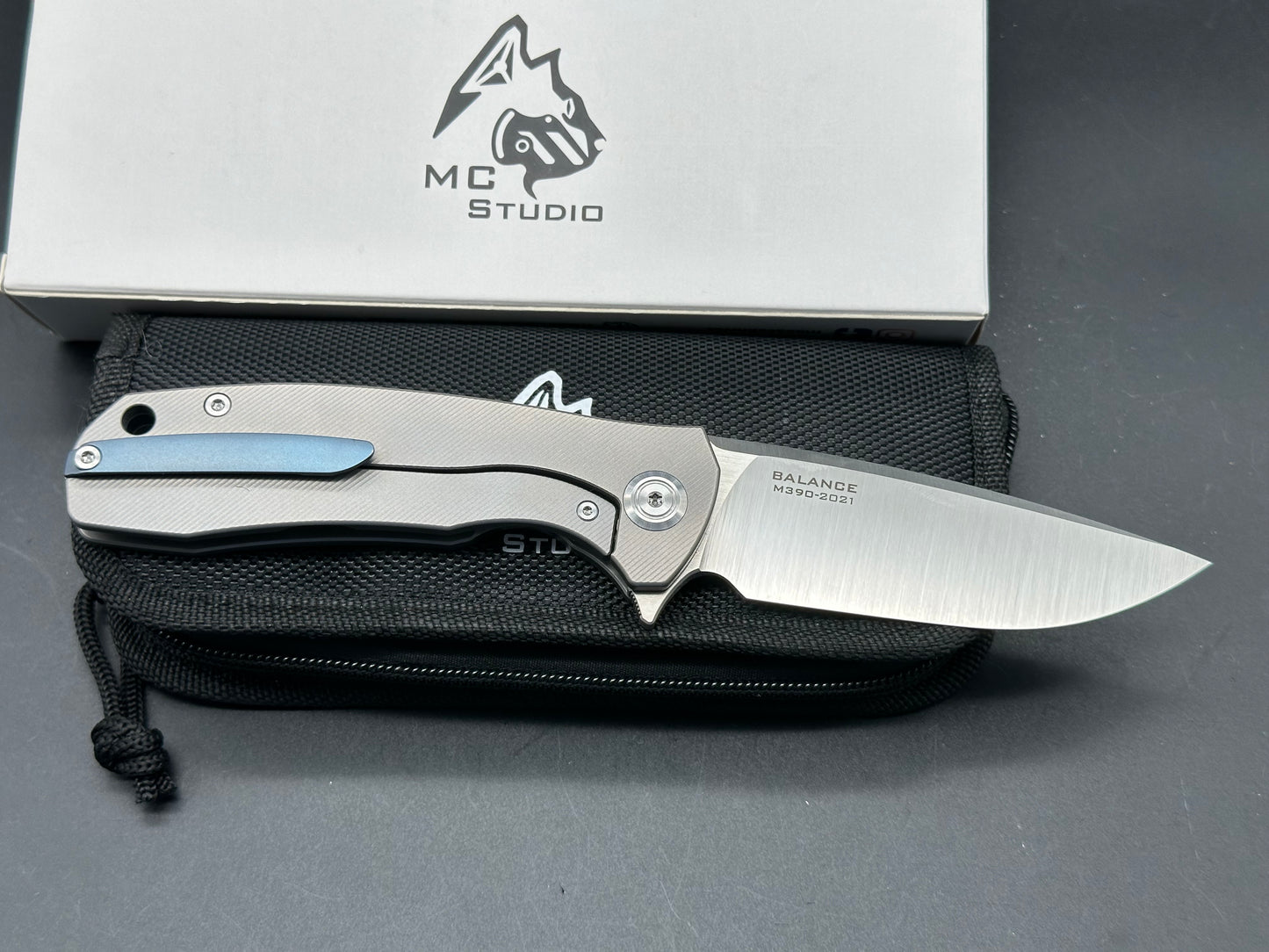 Maxace Midnight Cat  Balance 2.0/Gray Ti Frame Blue Backbone & Clip/Drop Point/Satin Bohler M390