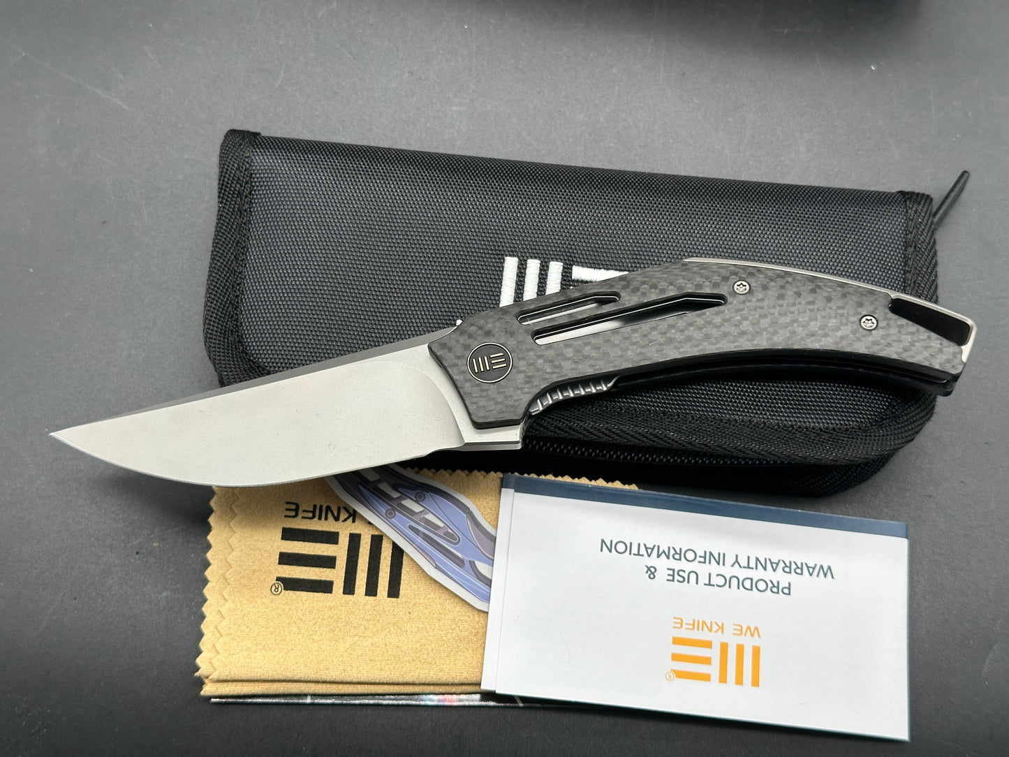 WE SPEEDLINER BLACK TWILL CARBON FIBER HANDLE 20CV DROP POINT PLAIN EDGE