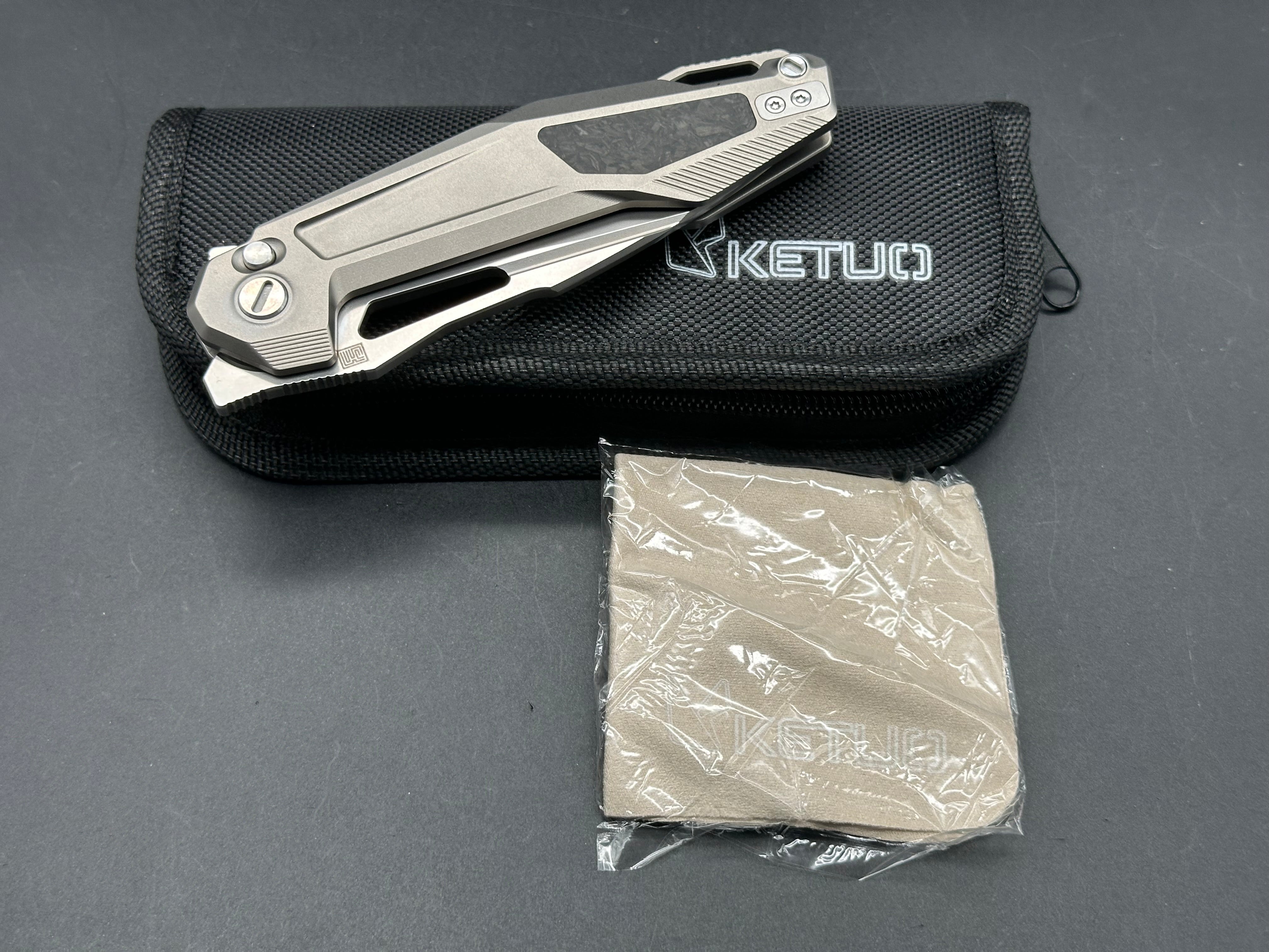 KETUO USA GRIFFIN (V1) LINER BUTTON LOCK TITANIUM/FORGED CARBON FIBER INLAY HANDLE M390