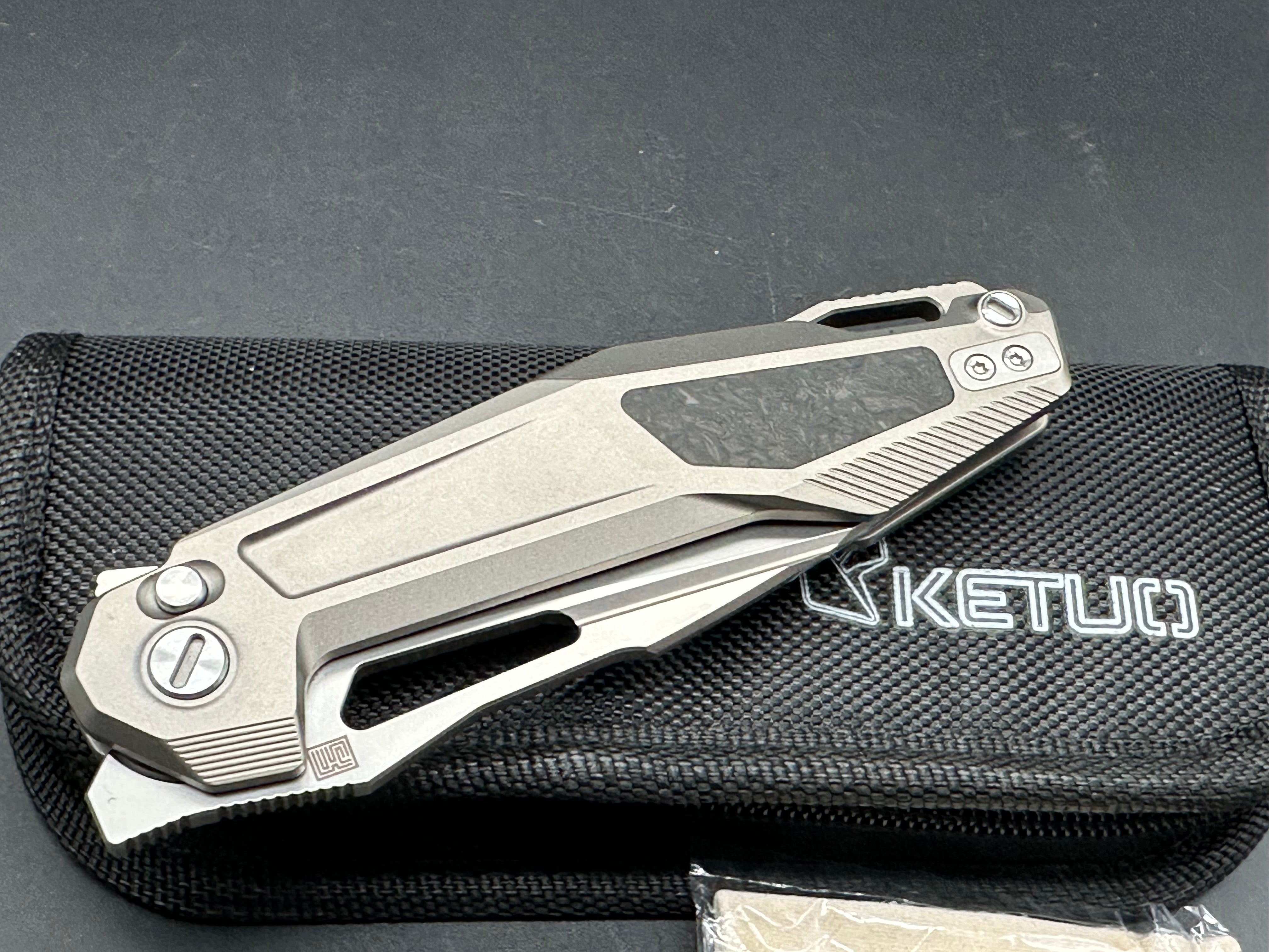 KETUO USA GRIFFIN (V1) LINER BUTTON LOCK TITANIUM/FORGED CARBON FIBER INLAY HANDLE M390