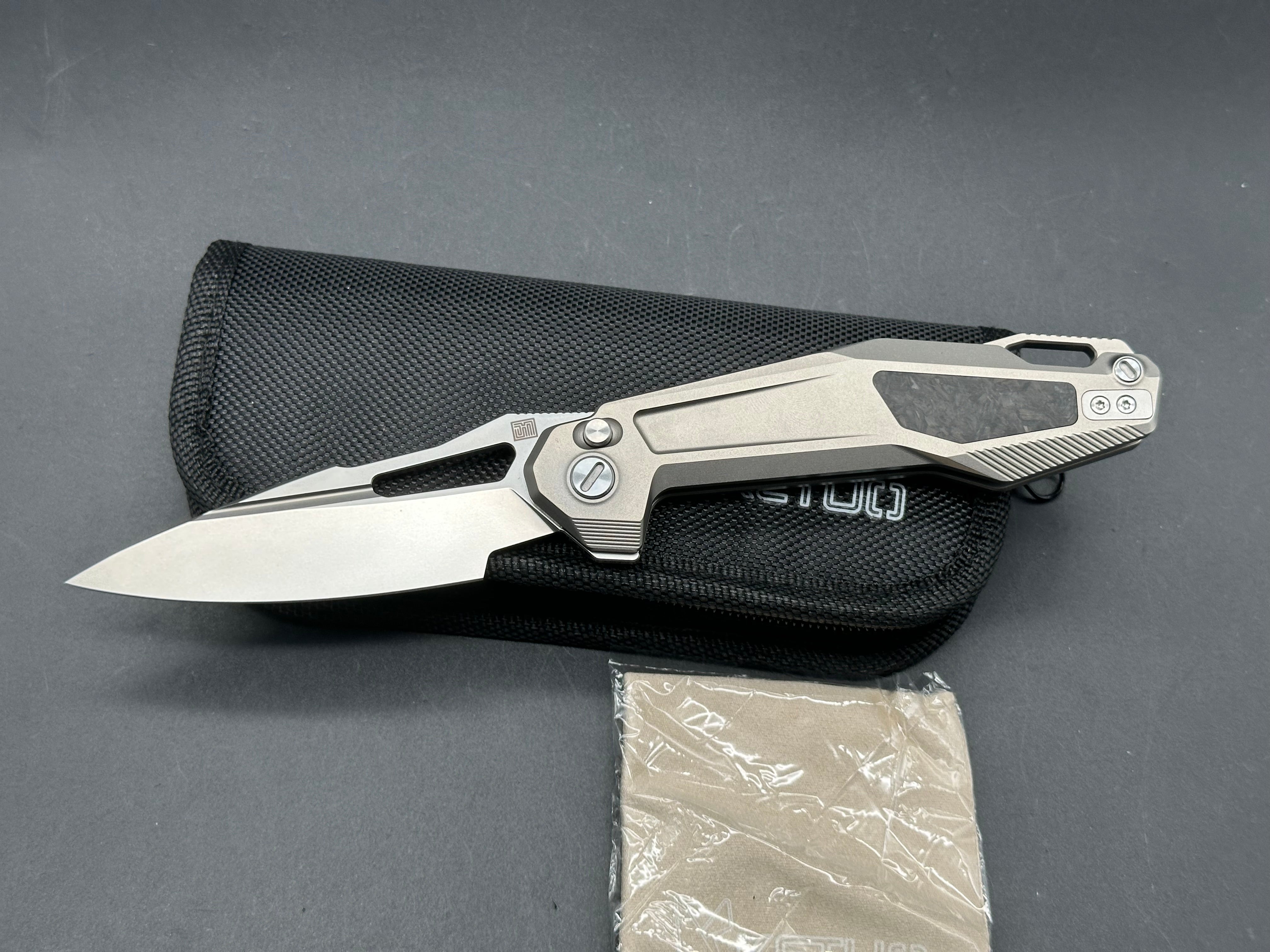 KETUO USA GRIFFIN (V1) LINER BUTTON LOCK TITANIUM/FORGED CARBON FIBER INLAY HANDLE M390