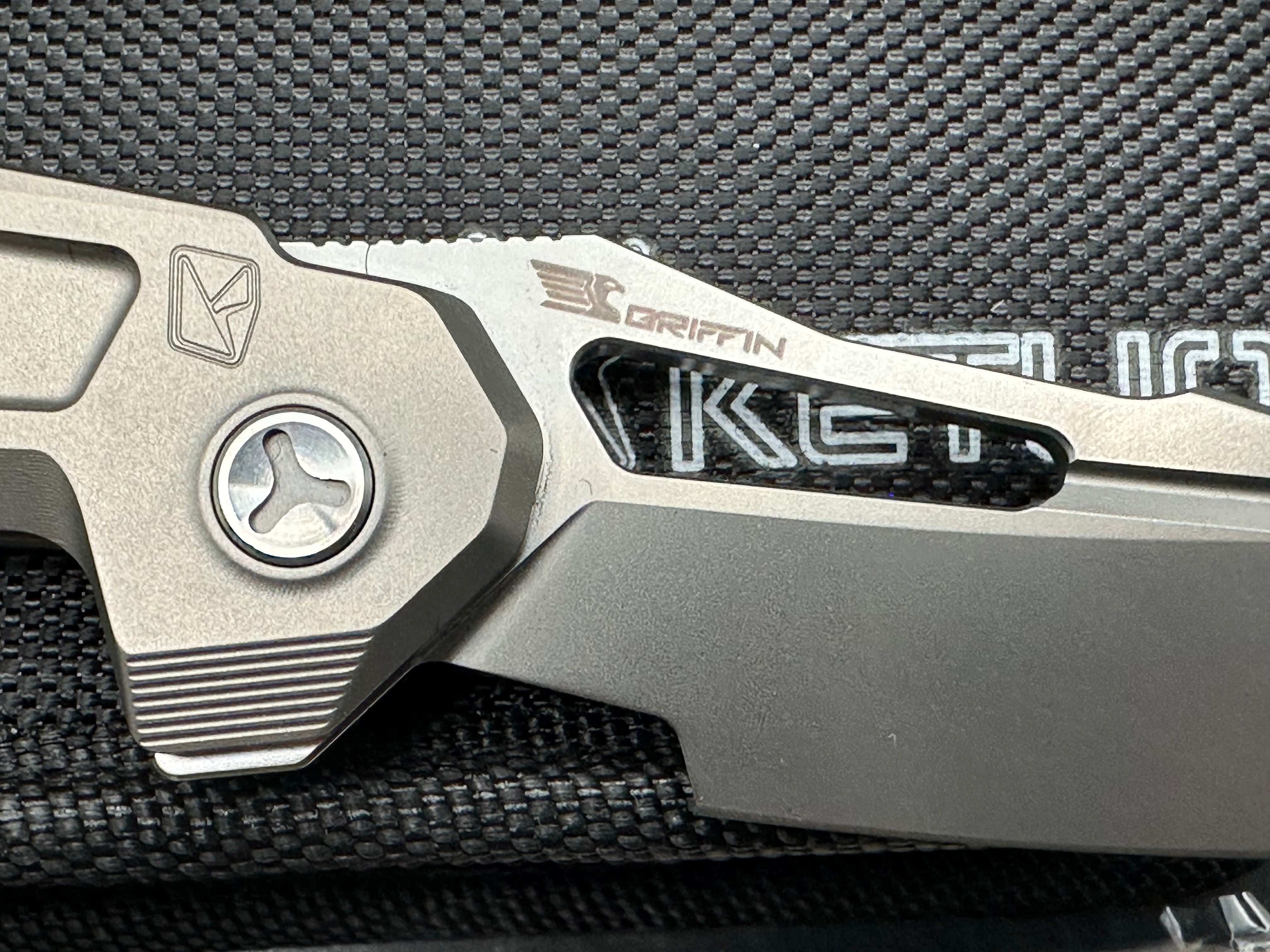 KETUO USA GRIFFIN (V1) LINER BUTTON LOCK TITANIUM/FORGED CARBON FIBER INLAY HANDLE M390