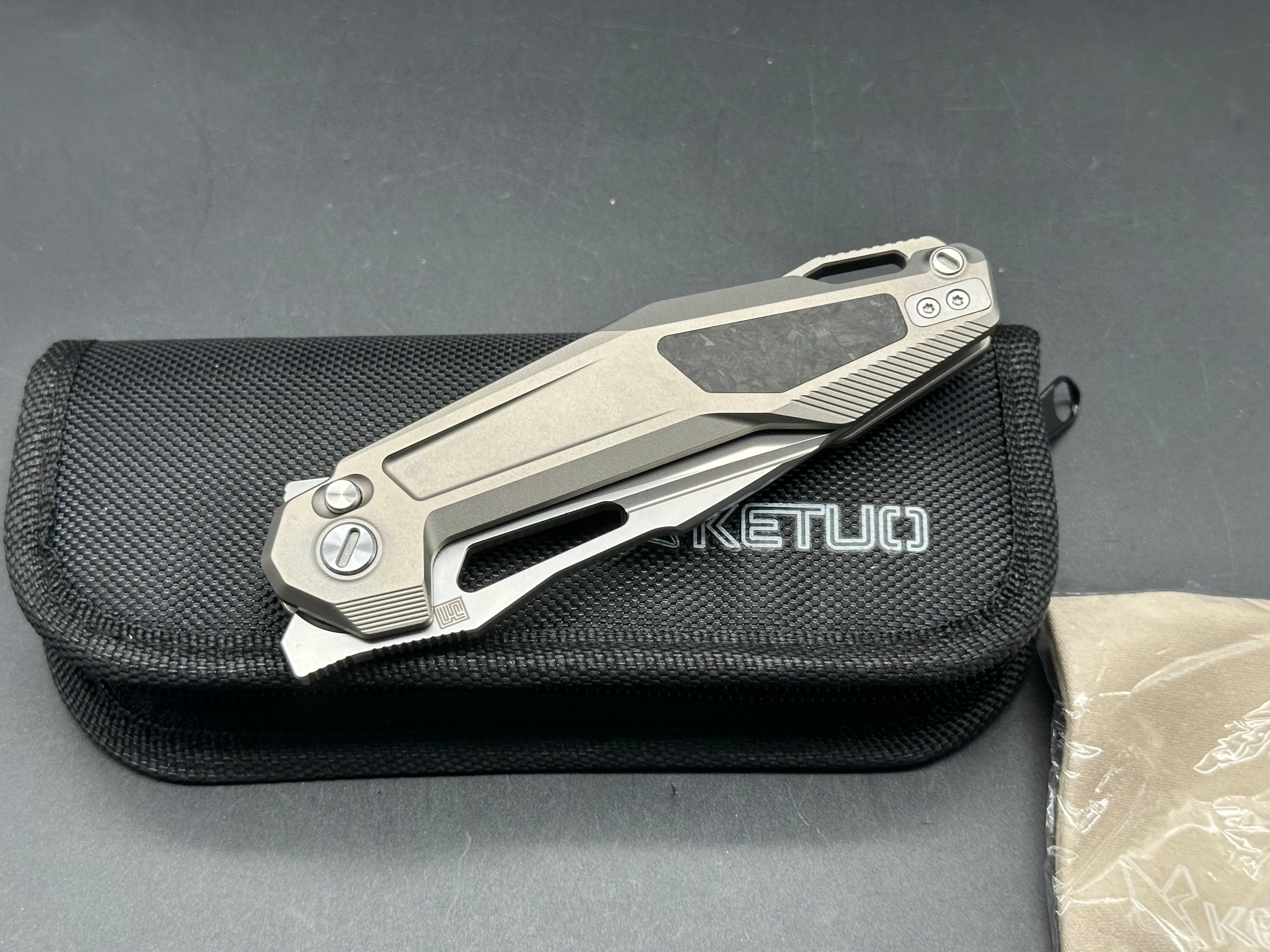 KETUO USA GRIFFIN (V1) LINER BUTTON LOCK TITANIUM/FORGED CARBON FIBER INLAY HANDLE M390