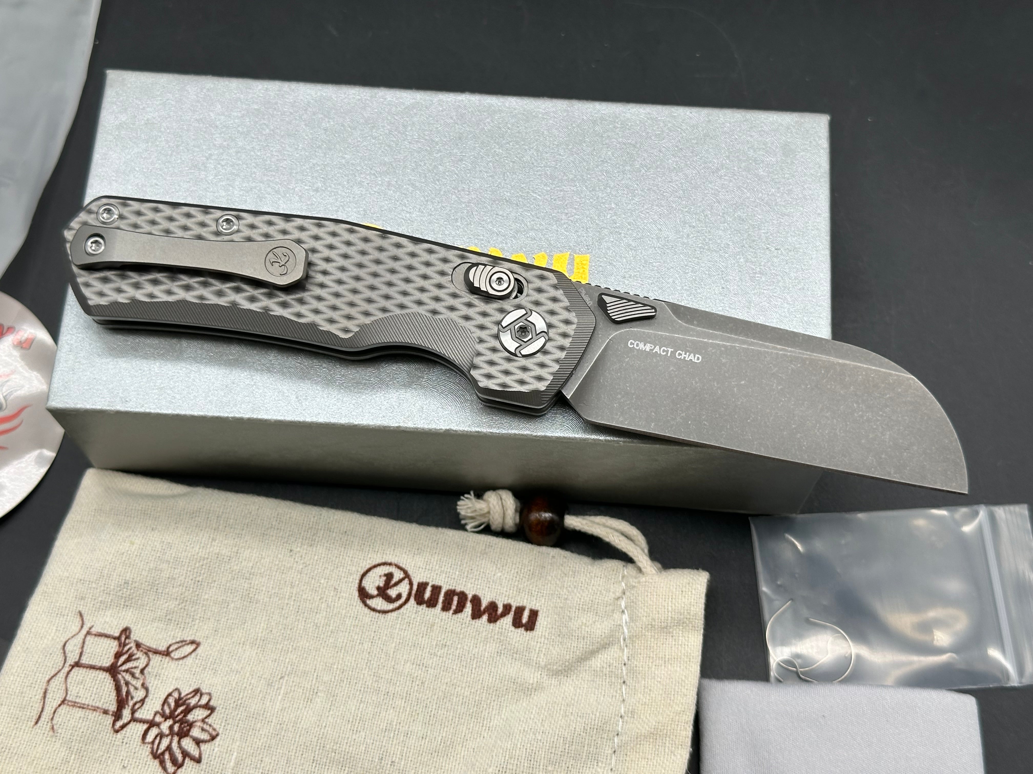 KUNWU COMPACT CHAD FOLDING KNIFE GREY TITANIUM HANDLE PM60 PLAIN EDGE STONEWASH