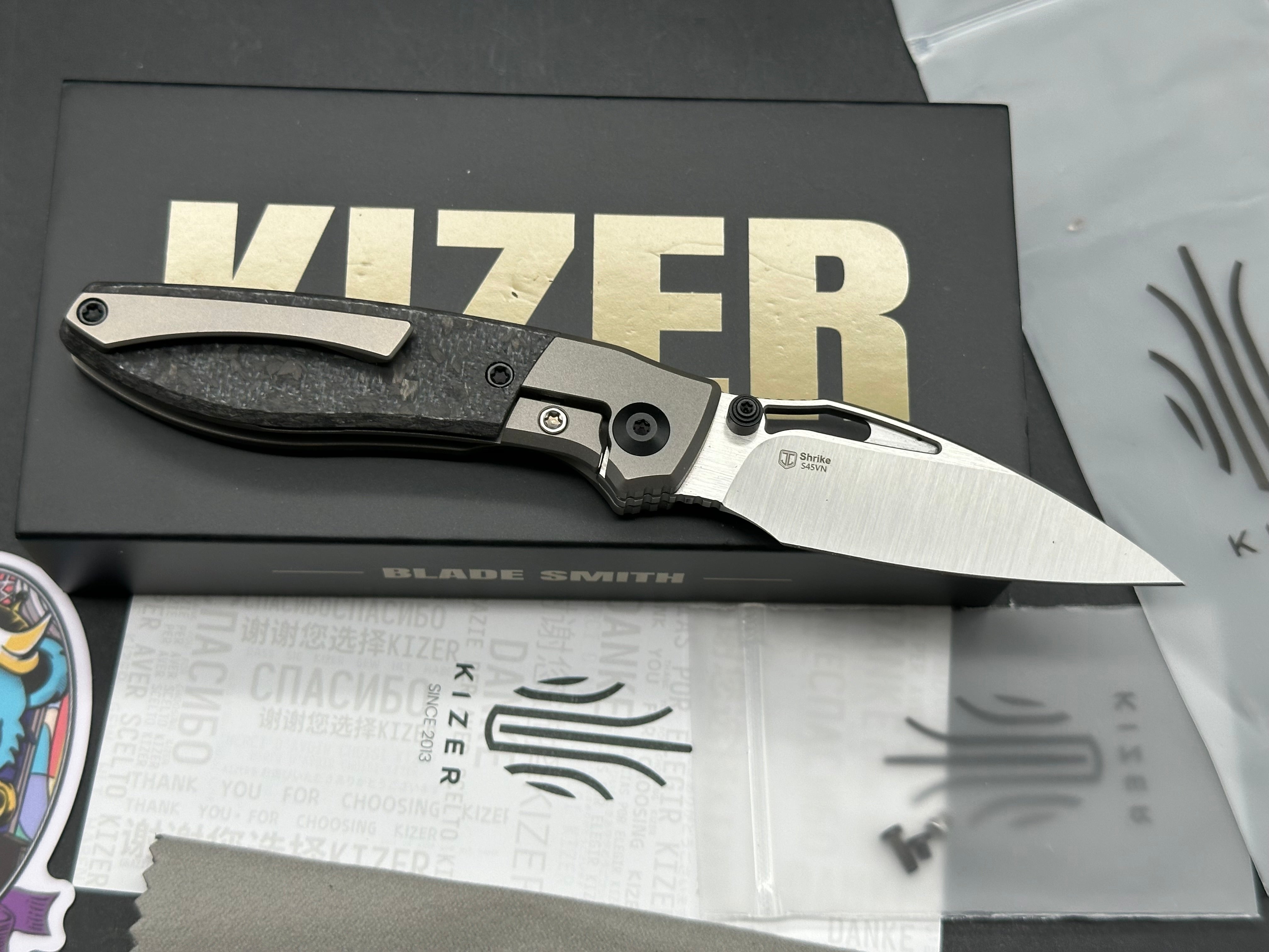 Kizer SHRIKE | S45VN | TITANIUM & CARBON FIBER | FRONT FLIPPER