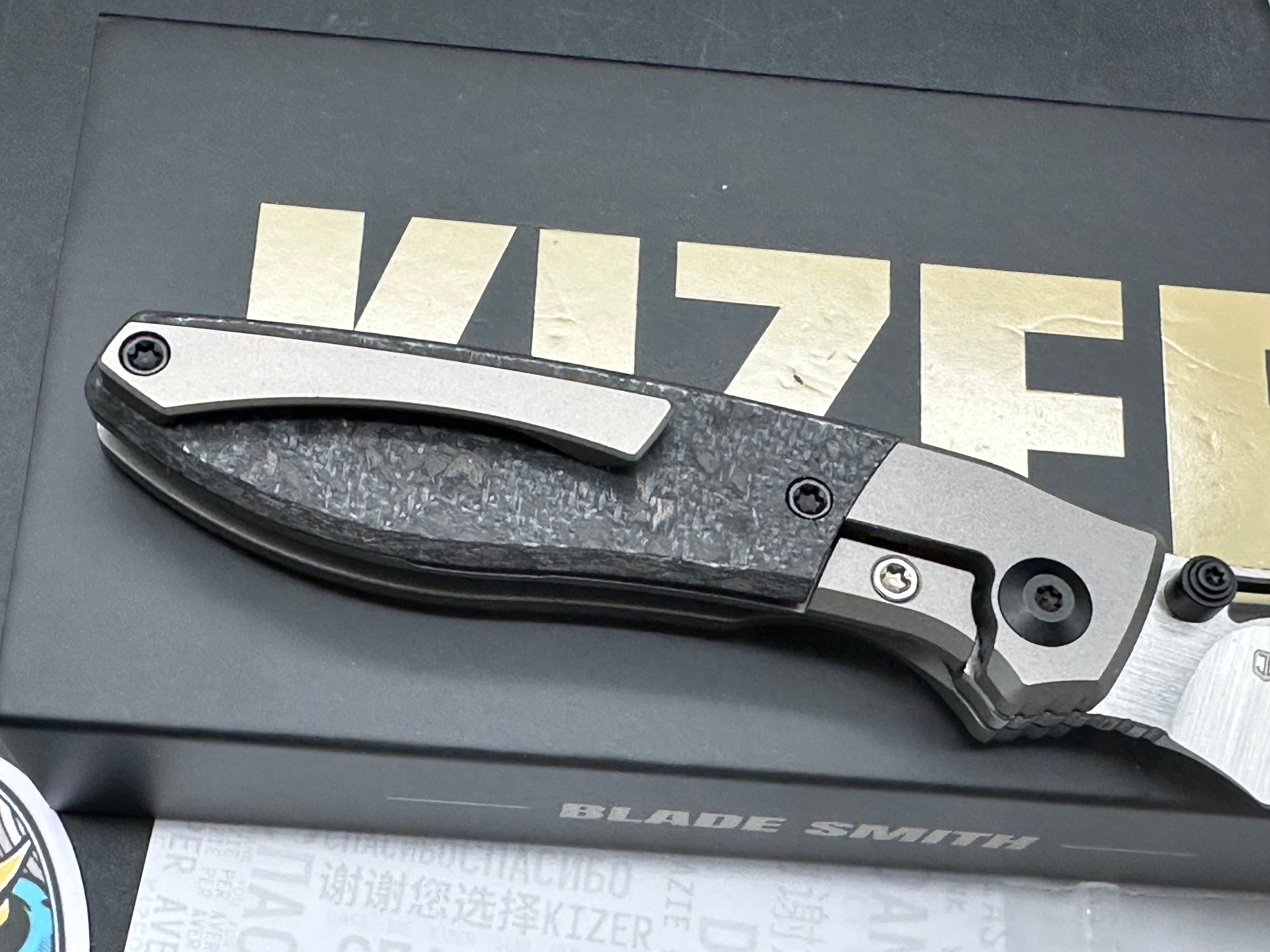 Kizer SHRIKE | S45VN | TITANIUM & CARBON FIBER | FRONT FLIPPER