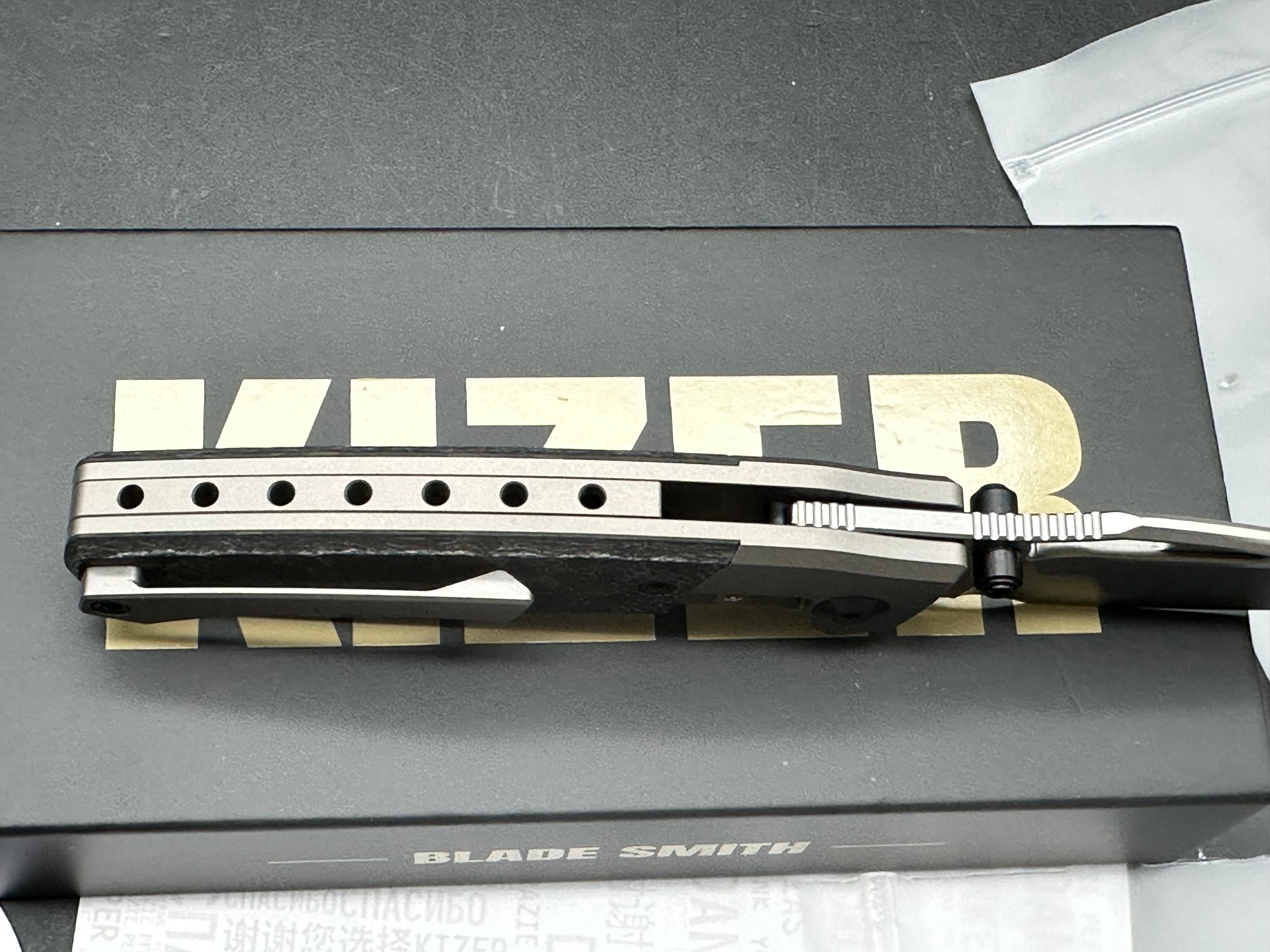 Kizer SHRIKE | S45VN | TITANIUM & CARBON FIBER | FRONT FLIPPER