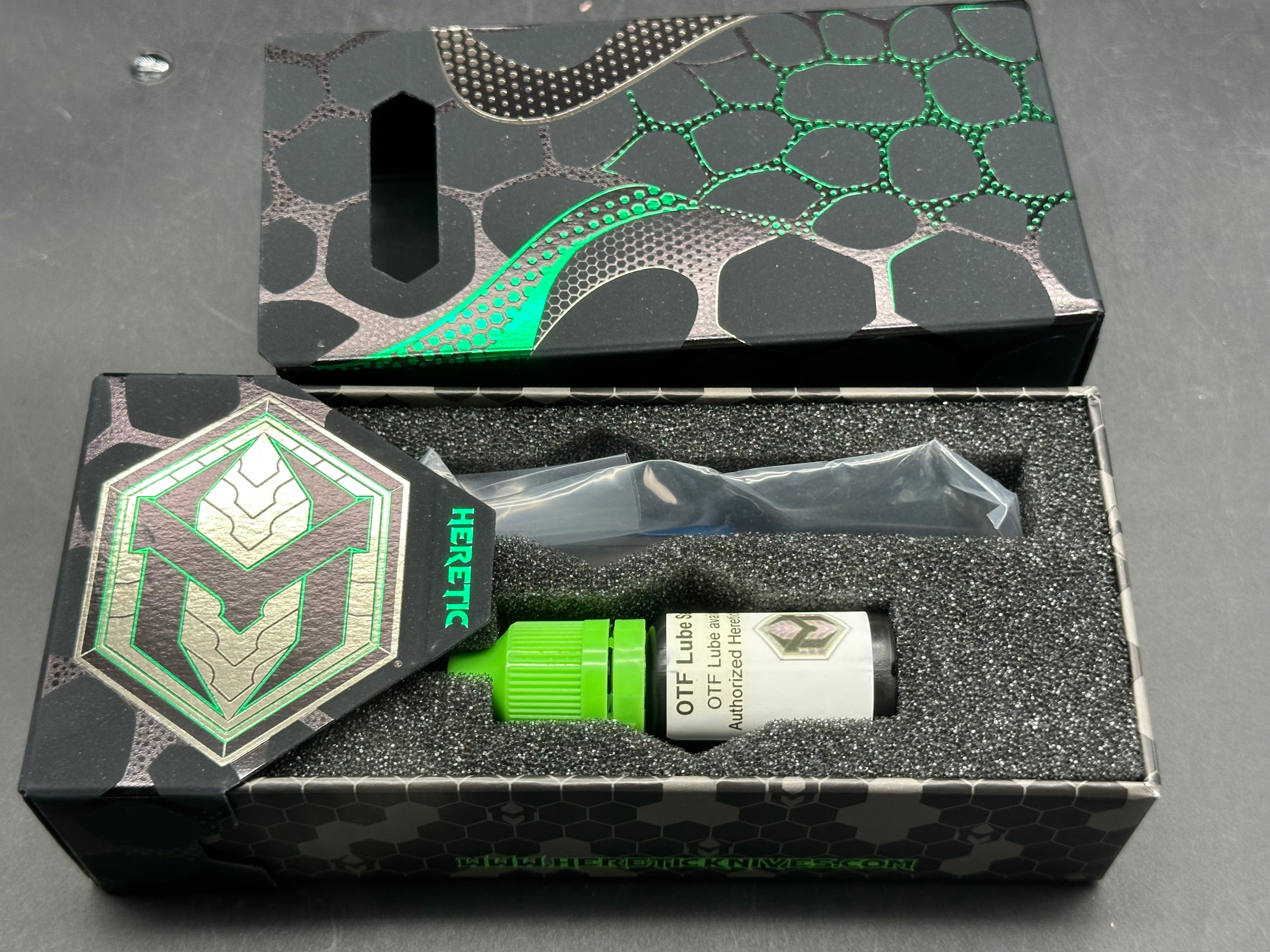 Heretic Manticore S black aluminum frame magnacut blade (Blade Show Special)