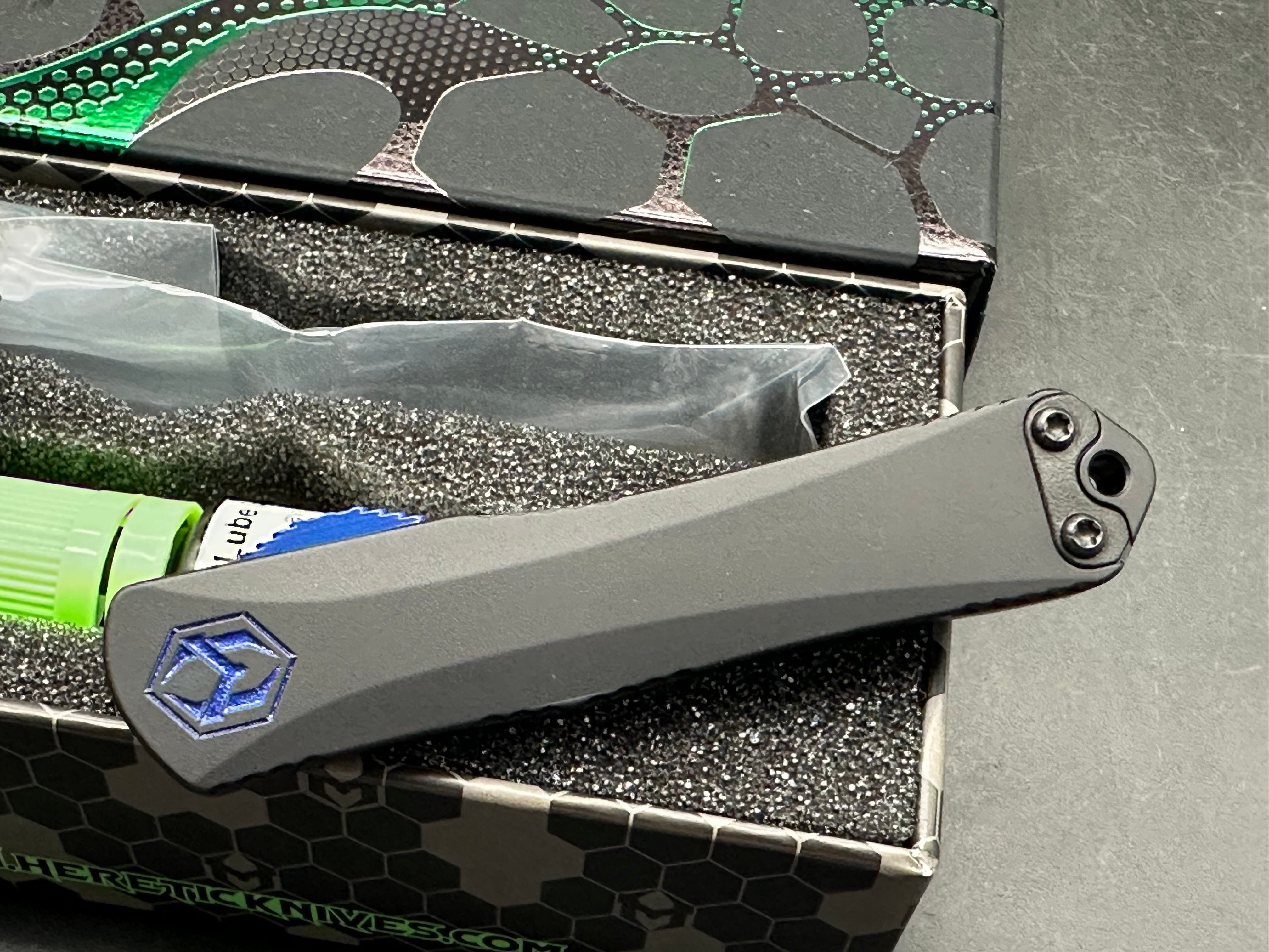Heretic Manticore S black aluminum frame magnacut blade (Blade Show Special)