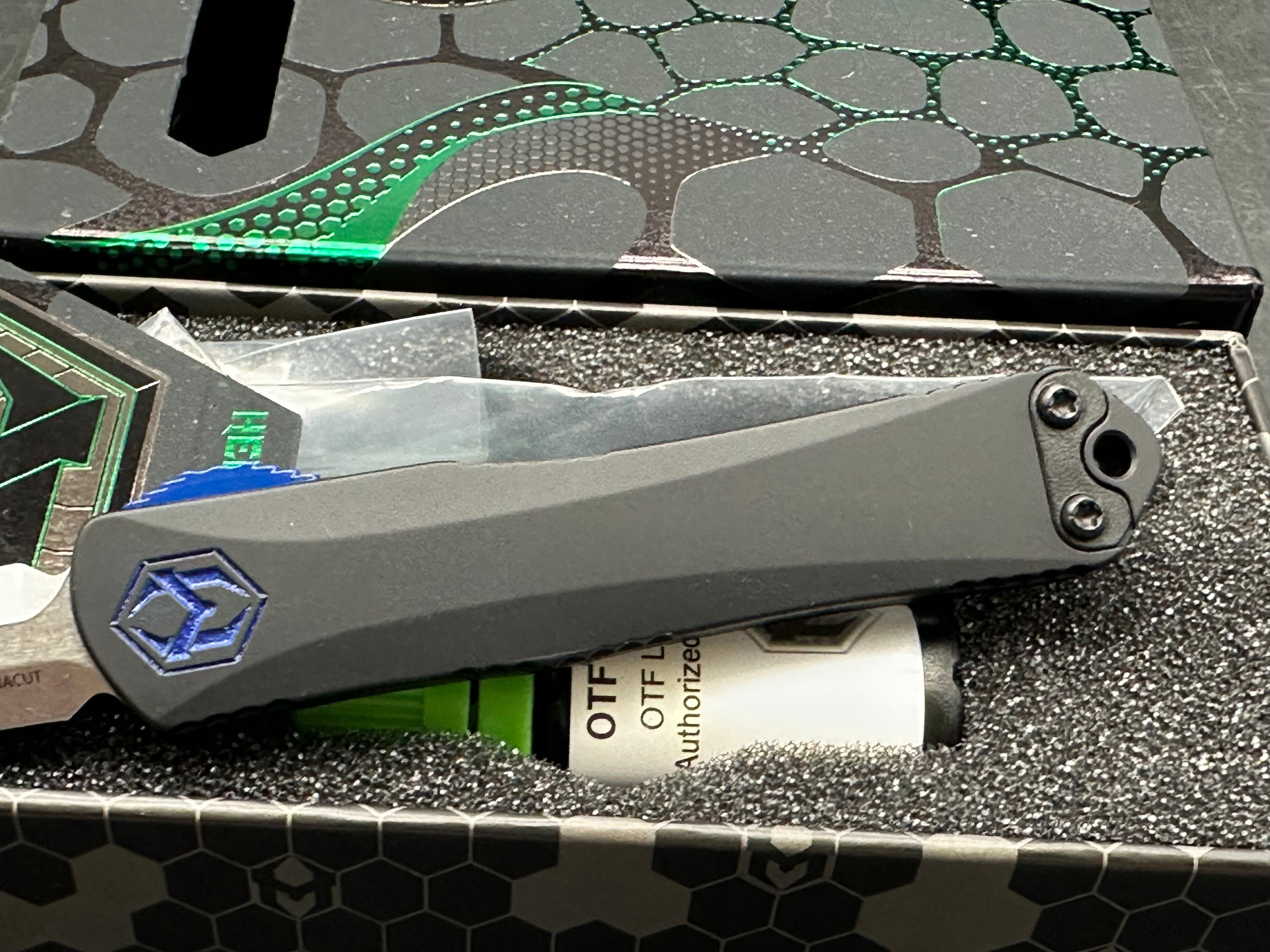 Heretic Manticore S black aluminum frame magnacut blade (Blade Show Special)