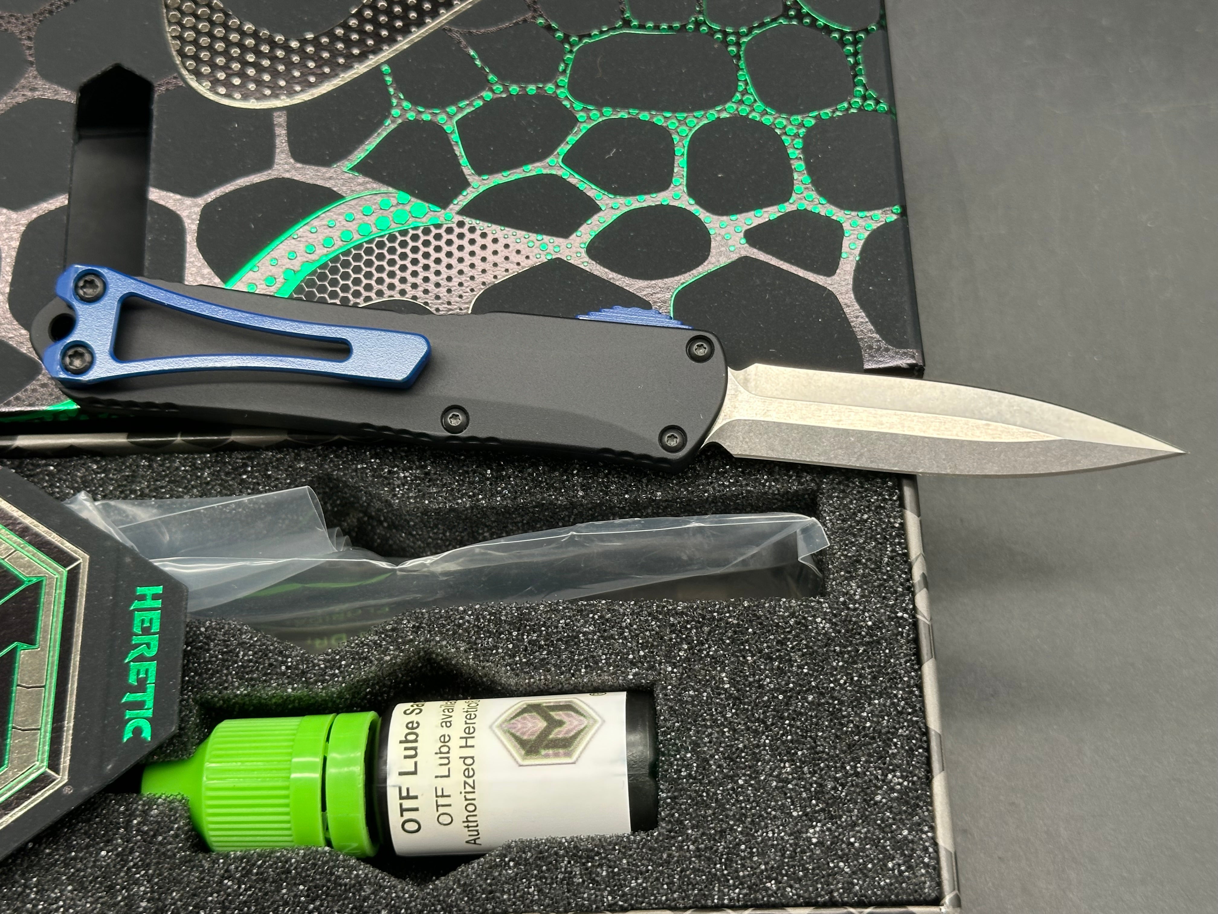 Heretic Manticore S black aluminum frame magnacut blade (Blade Show Special)