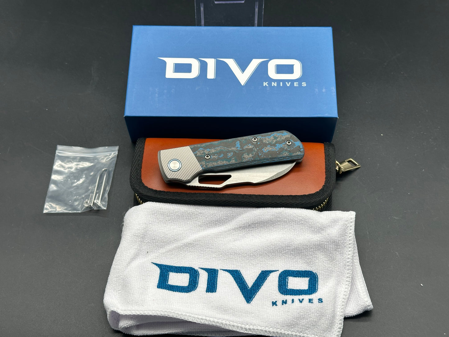 DIVO Stout V2, 3.3" Vanax SuperClean Satin Blade with Titanium/Arctic Storm Fat Carbon Handle