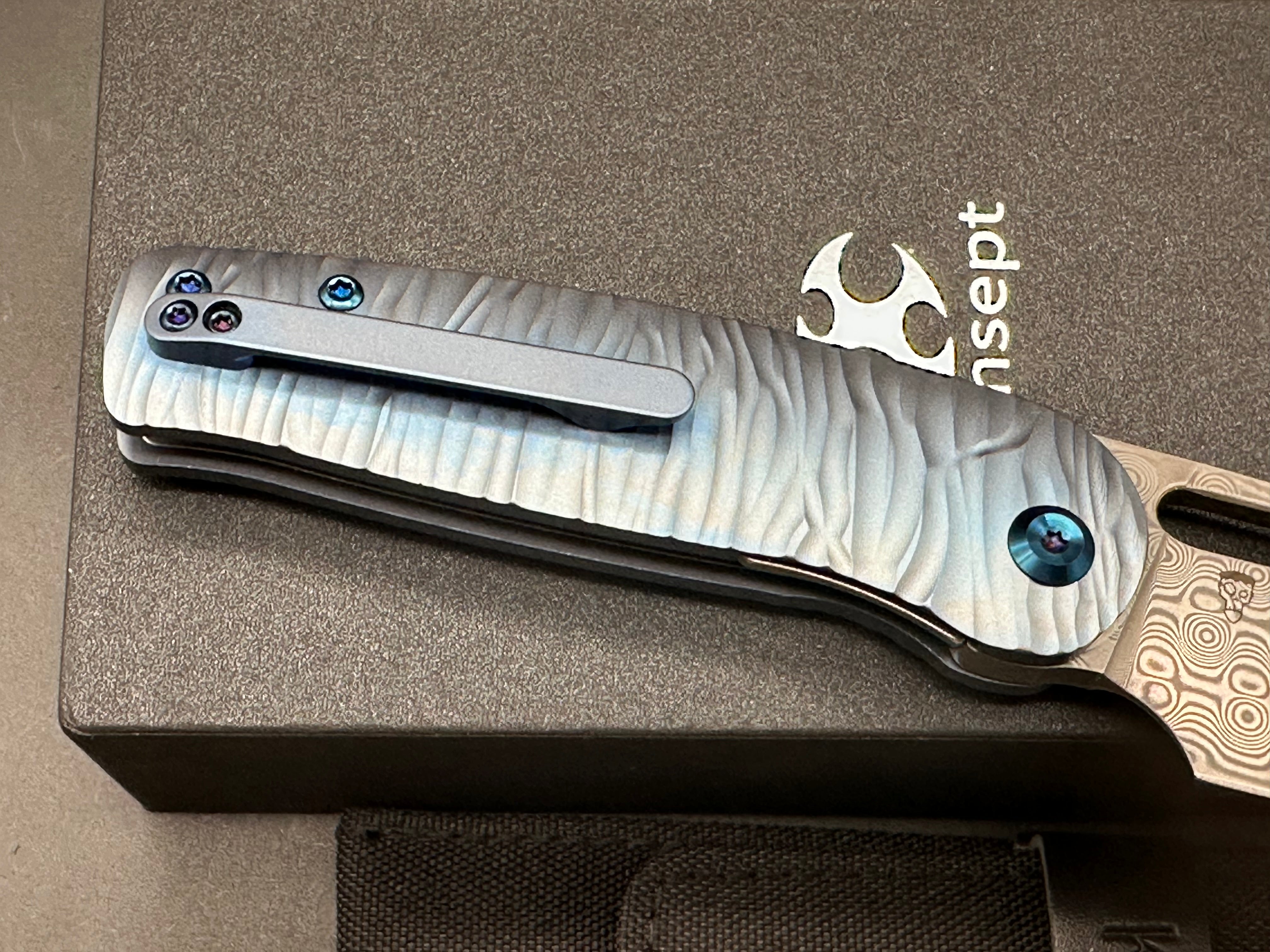 KANSEPT ORLOK FOLDING KNIFE BLUE TITANIUM HANDLE DAMASCUS PLAIN EDGE
