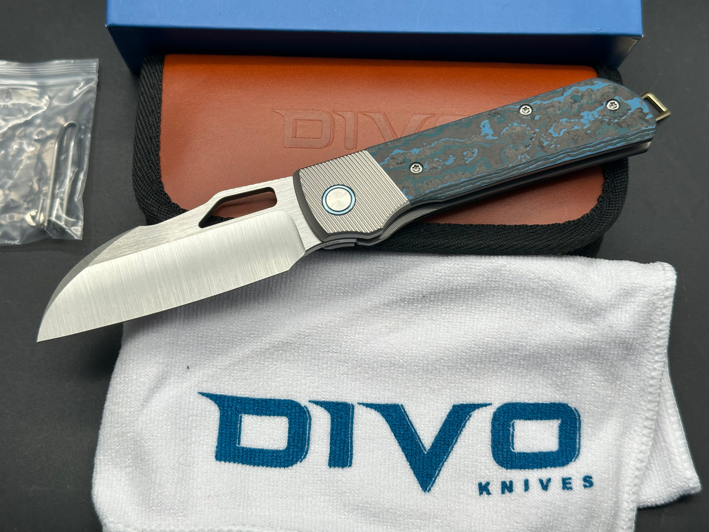 DIVO Stout V2, 3.3" Vanax SuperClean Satin Blade with Titanium/Arctic Storm Fat Carbon Handle