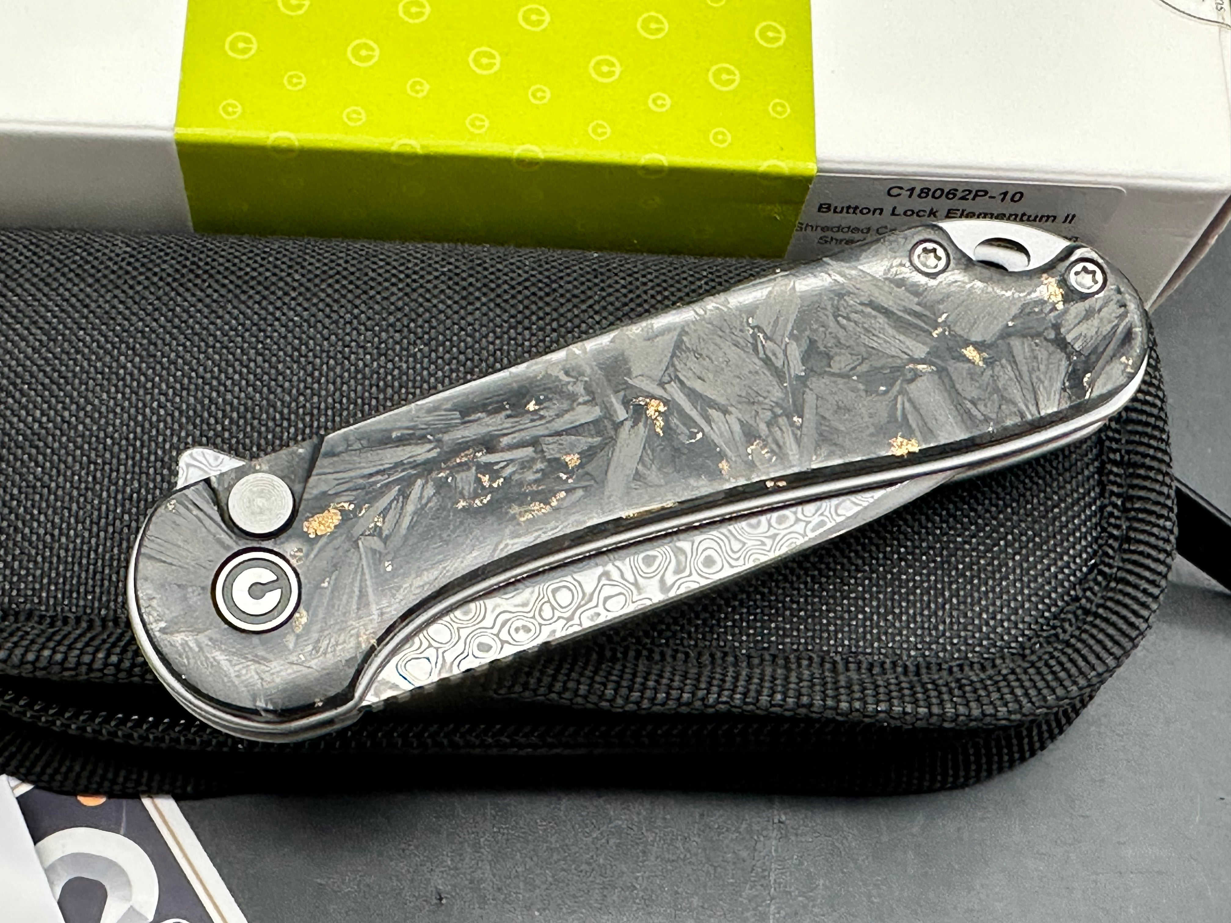 CIVIVI ELEMENTUM IL - DAMASCUS BUTTON LOCK SHRED CARBON Fiber w/ Gold