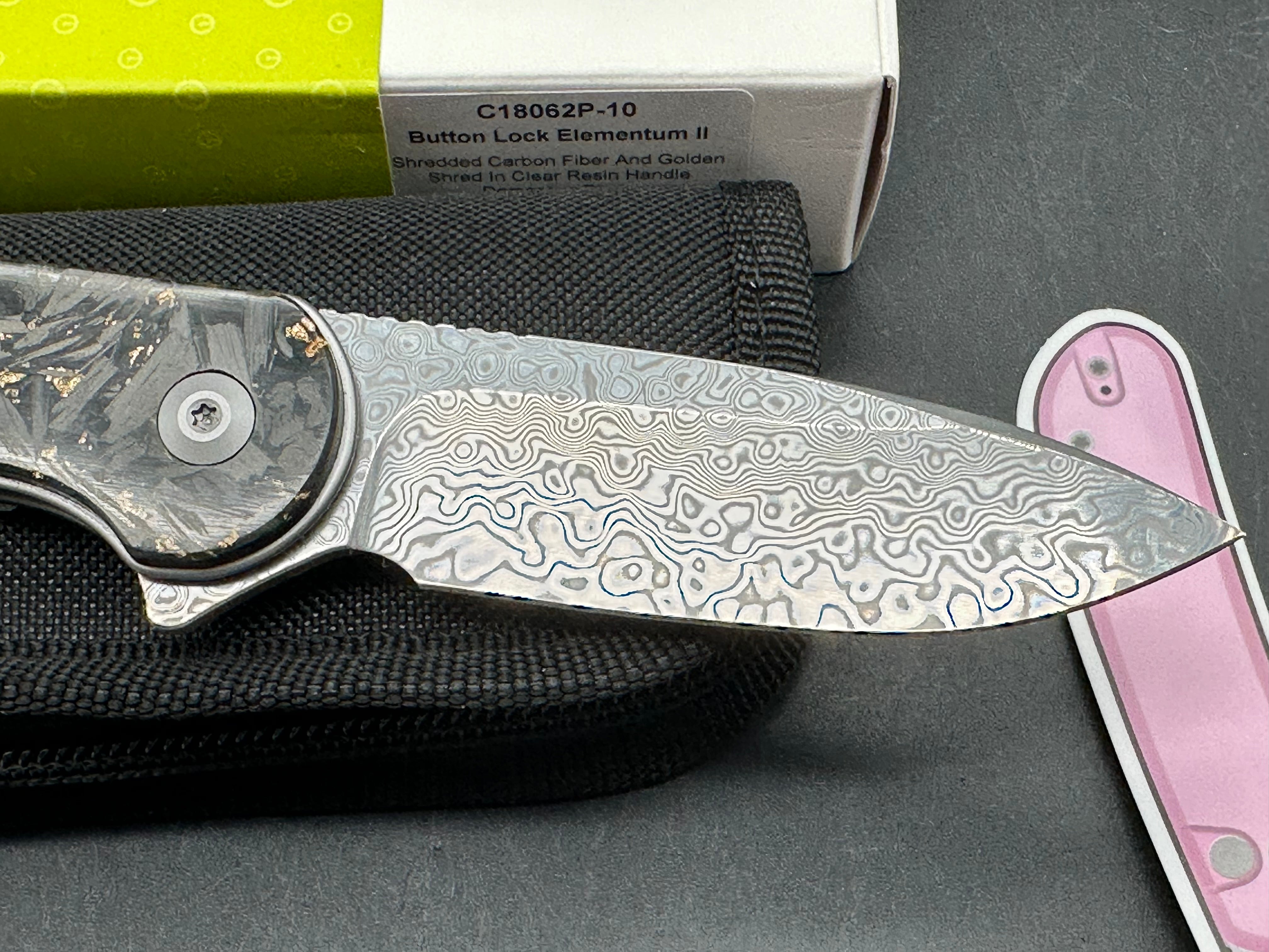 CIVIVI ELEMENTUM IL - DAMASCUS BUTTON LOCK SHRED CARBON Fiber w/ Gold