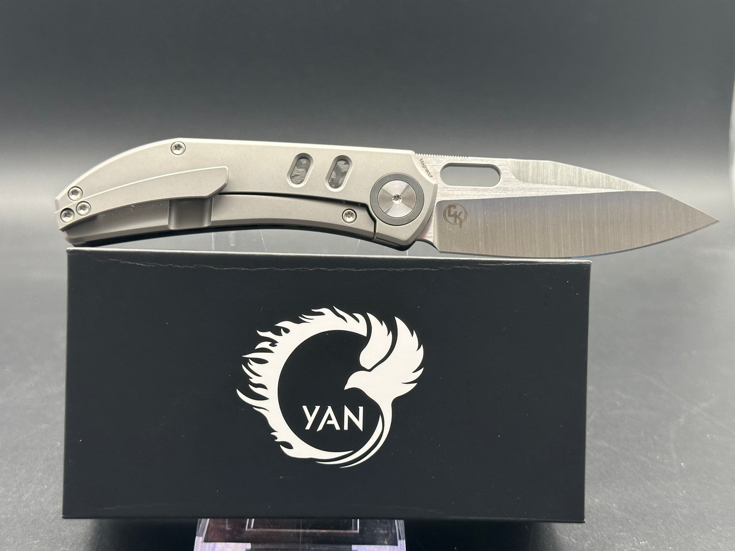 Yan/CK Chevron, 3.25 MagnaCut Blade with Titanium/Carbon FIber Handle