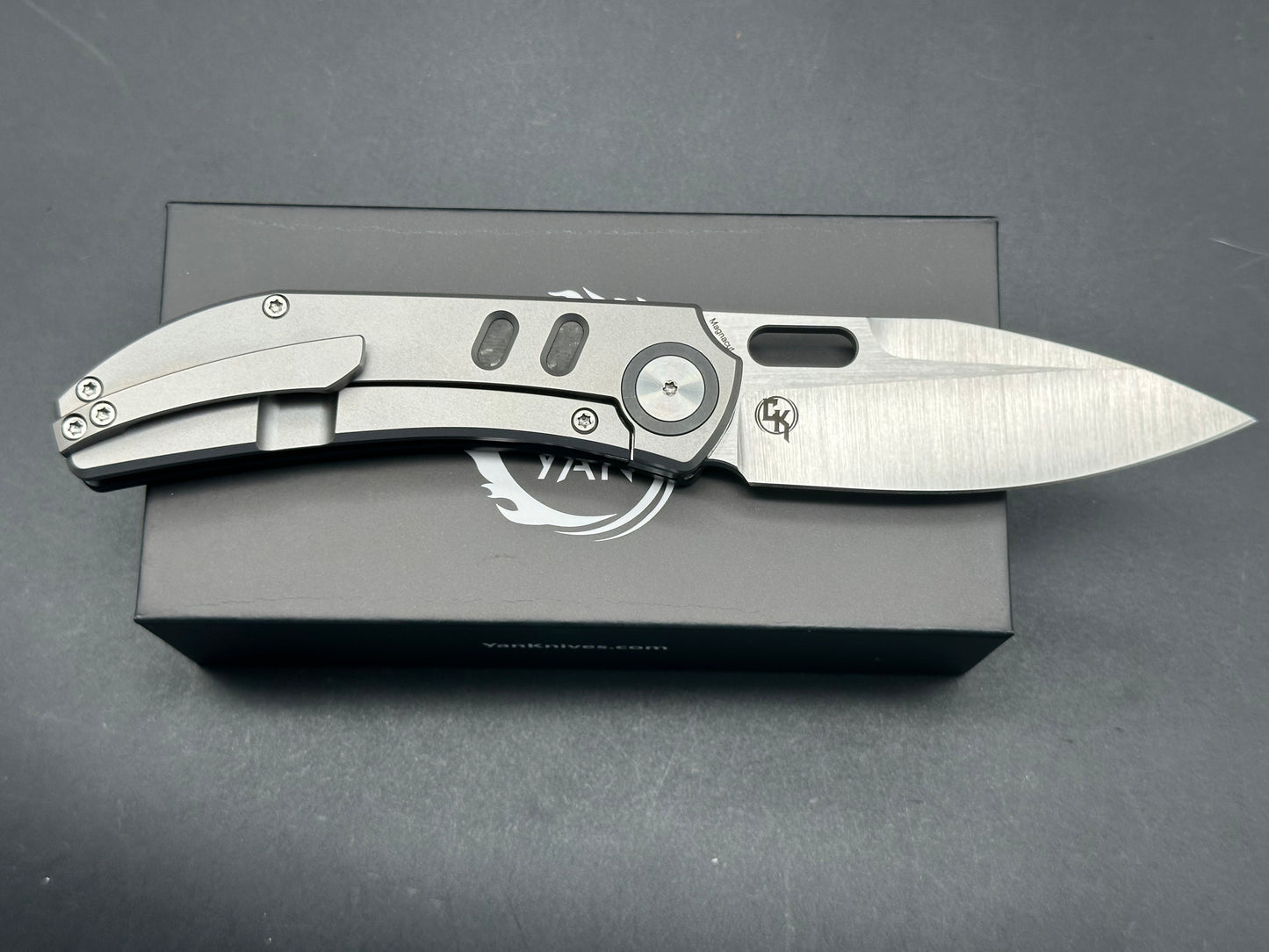 Yan/CK Chevron, 3.25 MagnaCut Blade with Titanium/Carbon FIber Handle