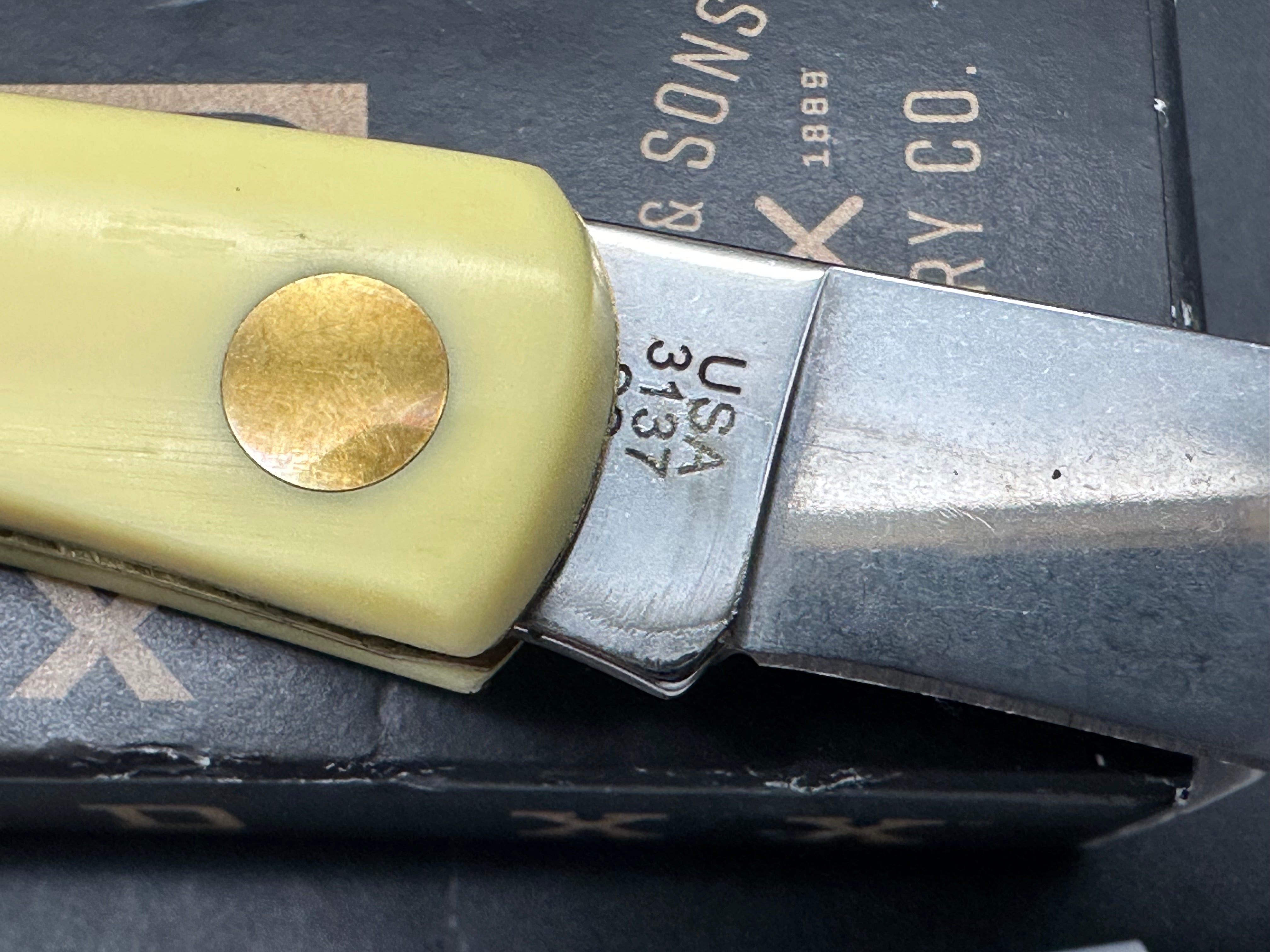 CASE SODBUSTER JR.  YELLOW SYNTHETIC  3.63 " CLOSED SS BLADE
