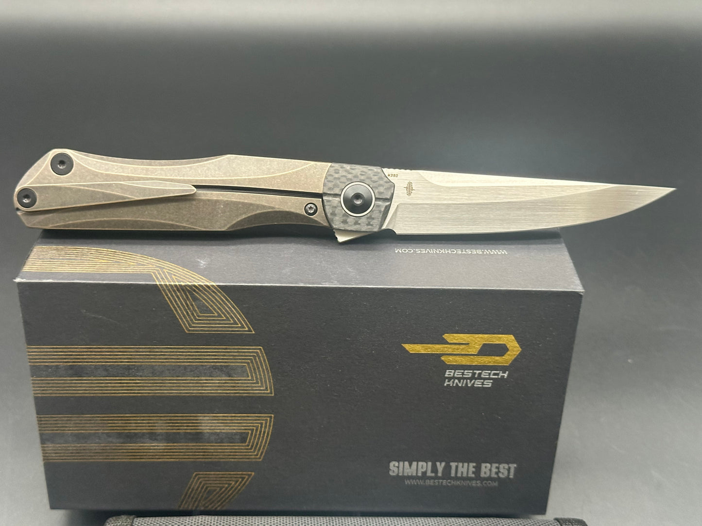 BESTECH THYRA BRONZE STONEWASH TITANIUM/CARBON FIBER INLAY HANDLE M390