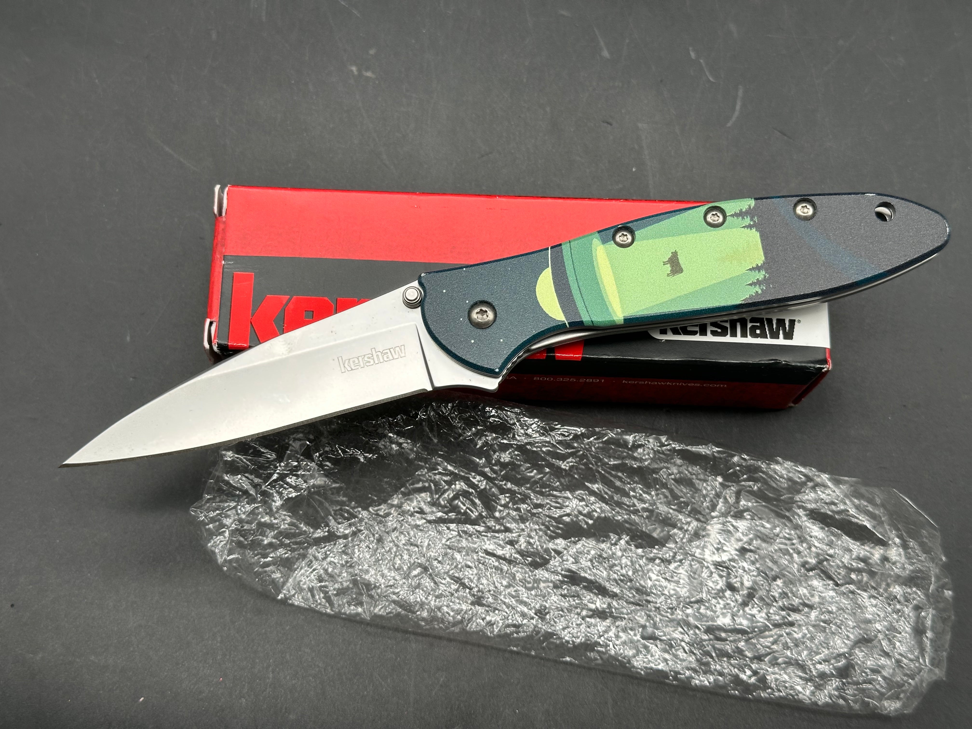 Kershaw Leek UFO knife (blade is off center)