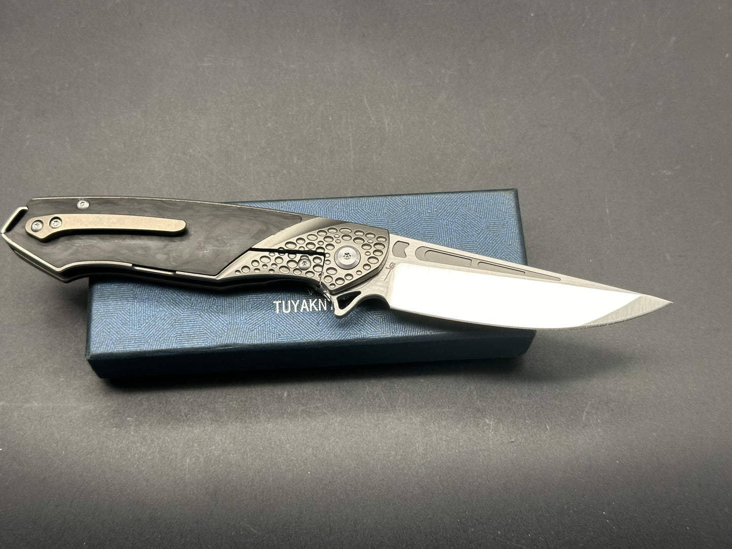 Tuya Kingsman titanium/CF handle w/M390 blade