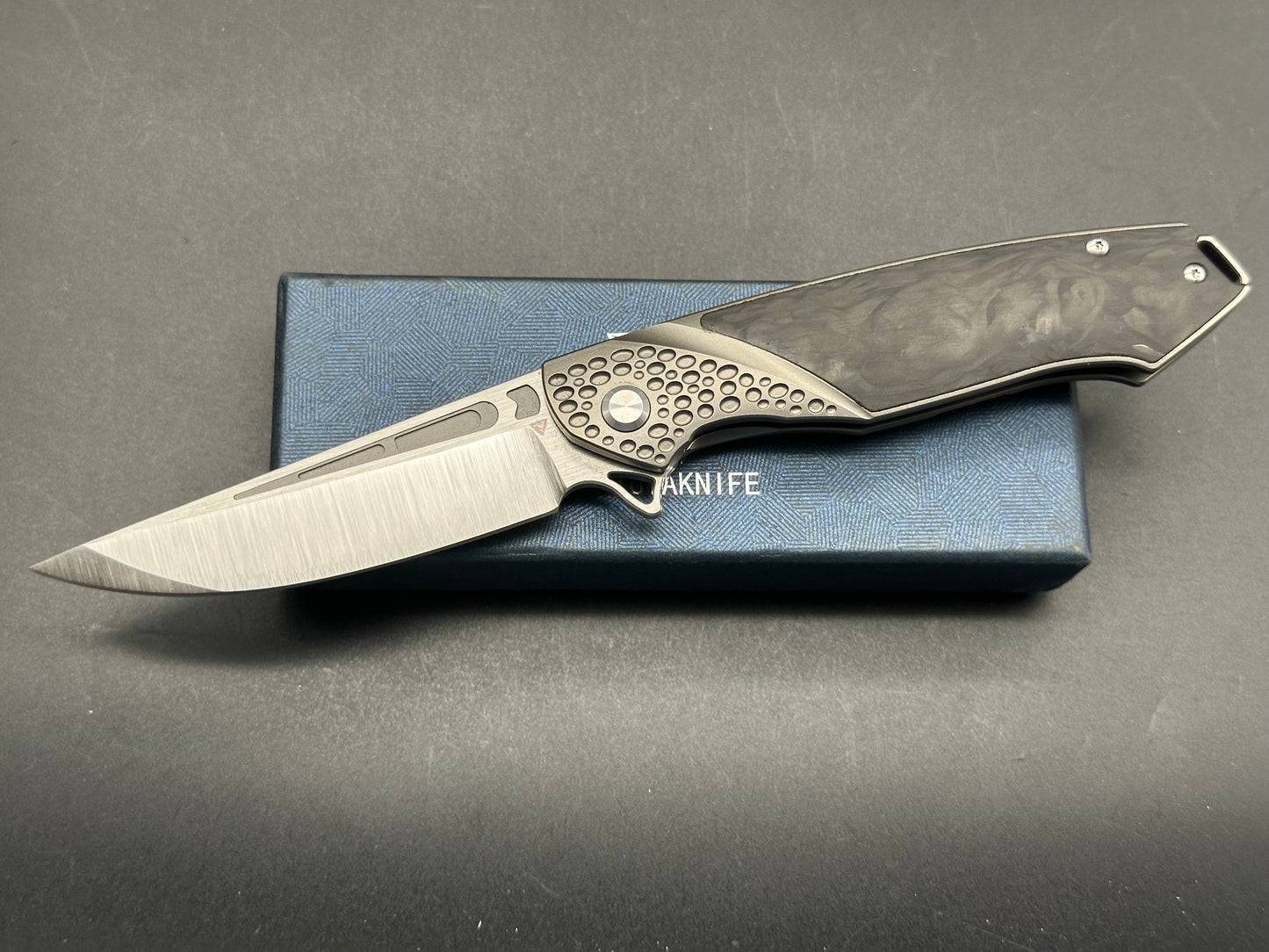 Tuya Kingsman titanium/CF handle w/M390 blade