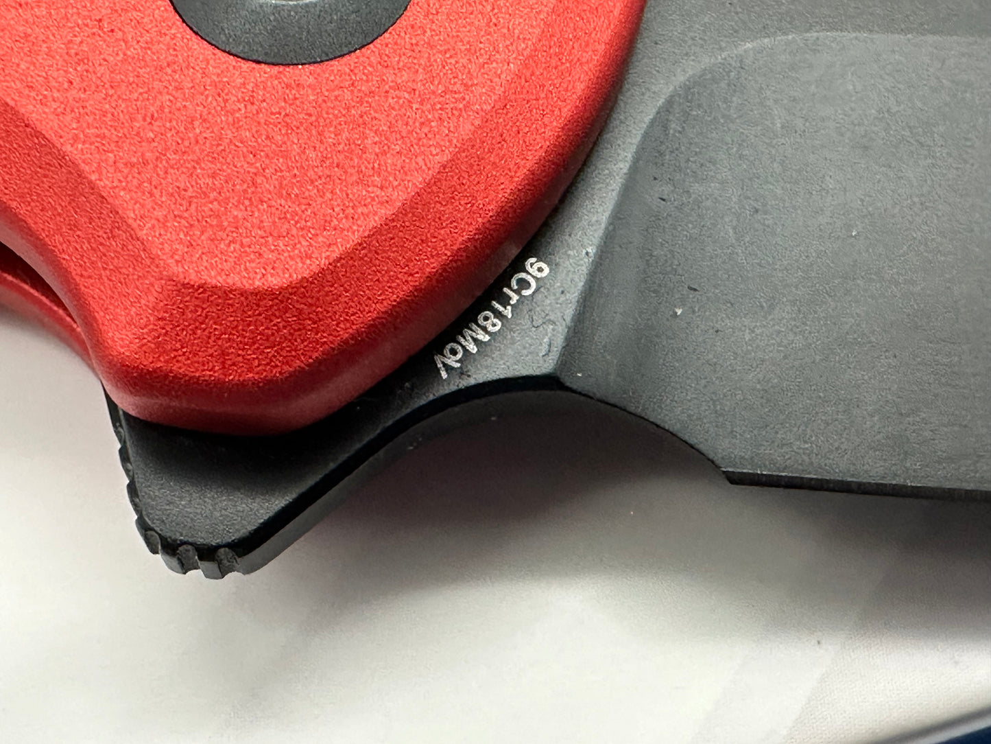 Sencut ArcBlast - Red Aluminum button lock flipper