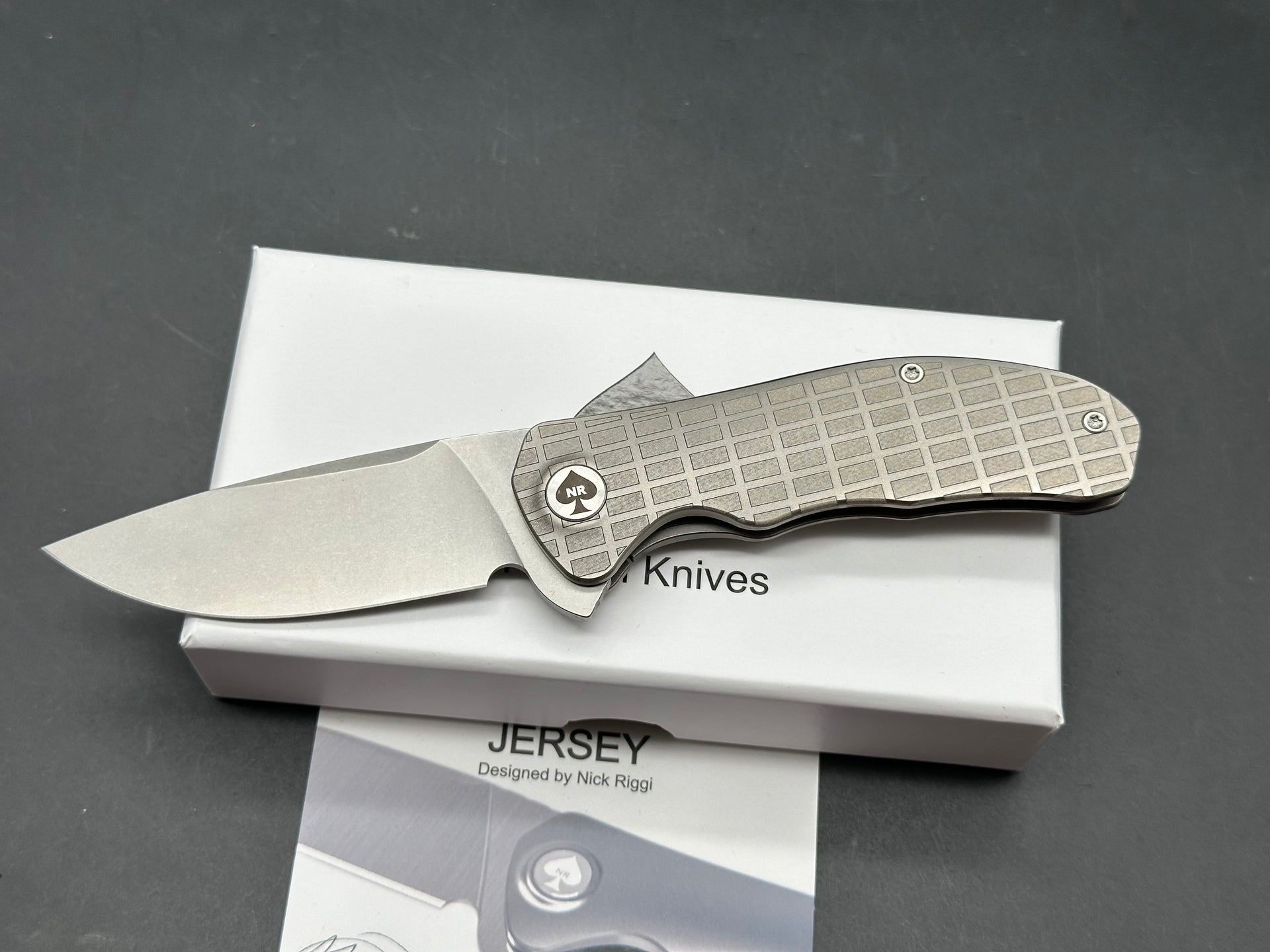 NRiggiKnives"JERSEY"LaserEngravedTitaniumScalesw/CPM20CVstonewashblade(brickpattern)