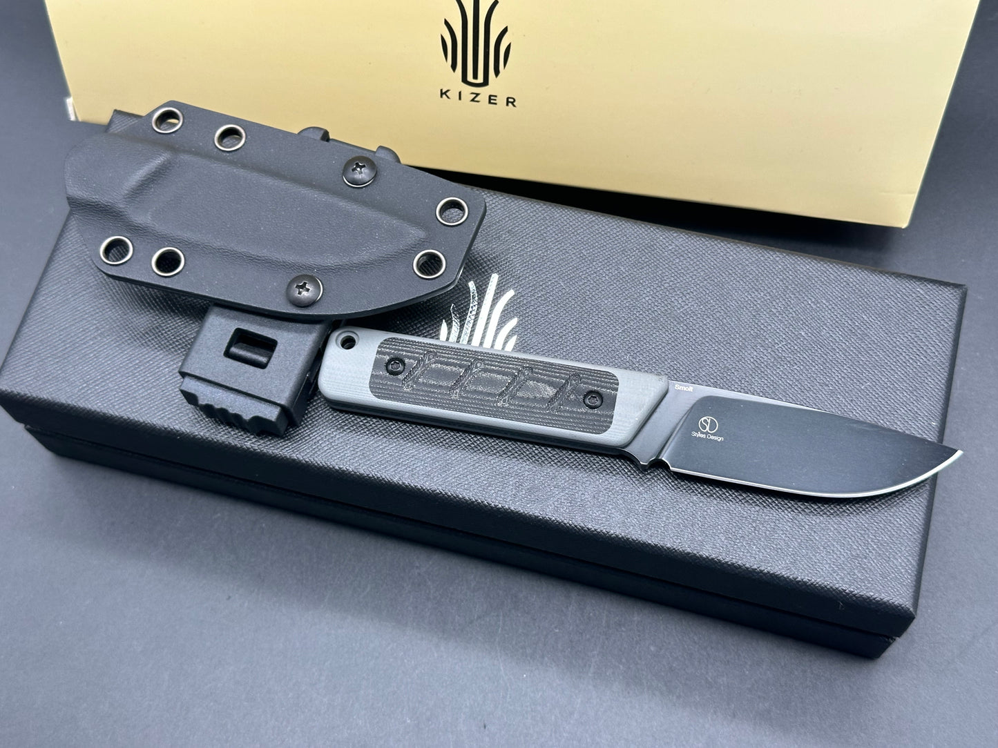 KIZER SMOLT FIXED BLADE KNIFE GRAY/BLACK G10/MICARTA HANDLE 3V DROP POINT PLAIN BLACK BLADE