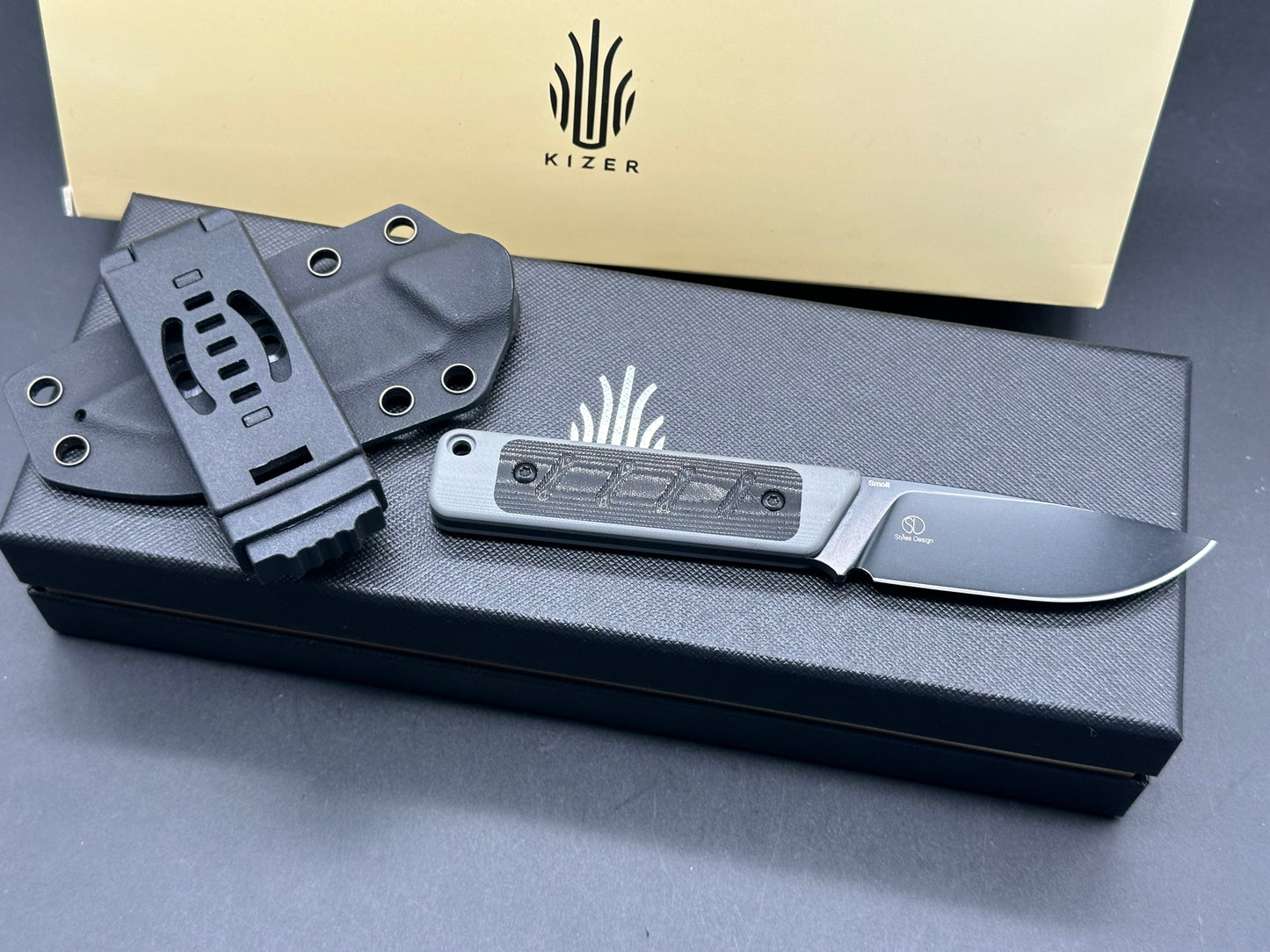 KIZER SMOLT FIXED BLADE KNIFE GRAY/BLACK G10/MICARTA HANDLE 3V DROP POINT PLAIN BLACK BLADE