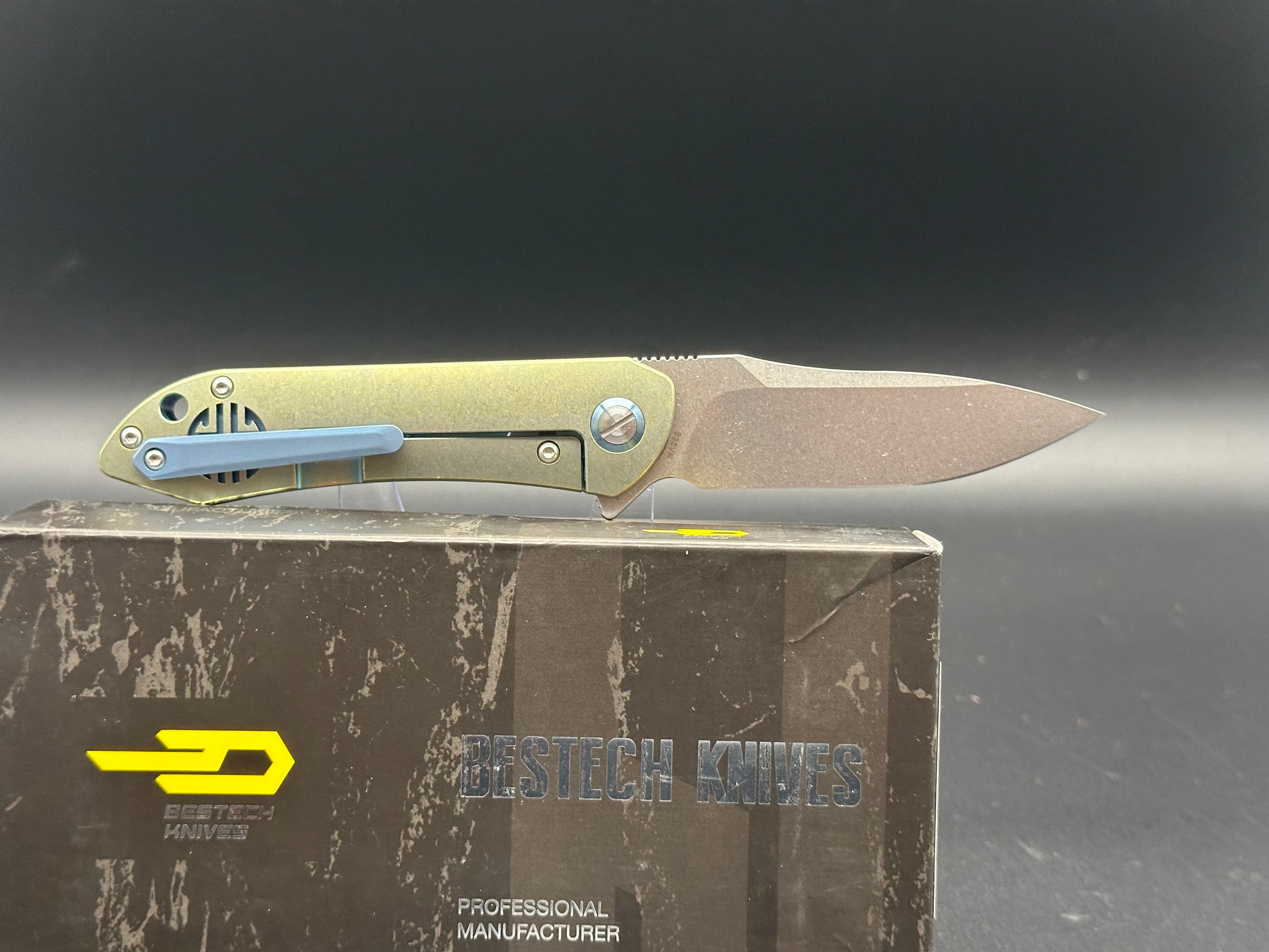 Bestech Emperor - CPM-S35VN Blade with green titanium handles with blue accents