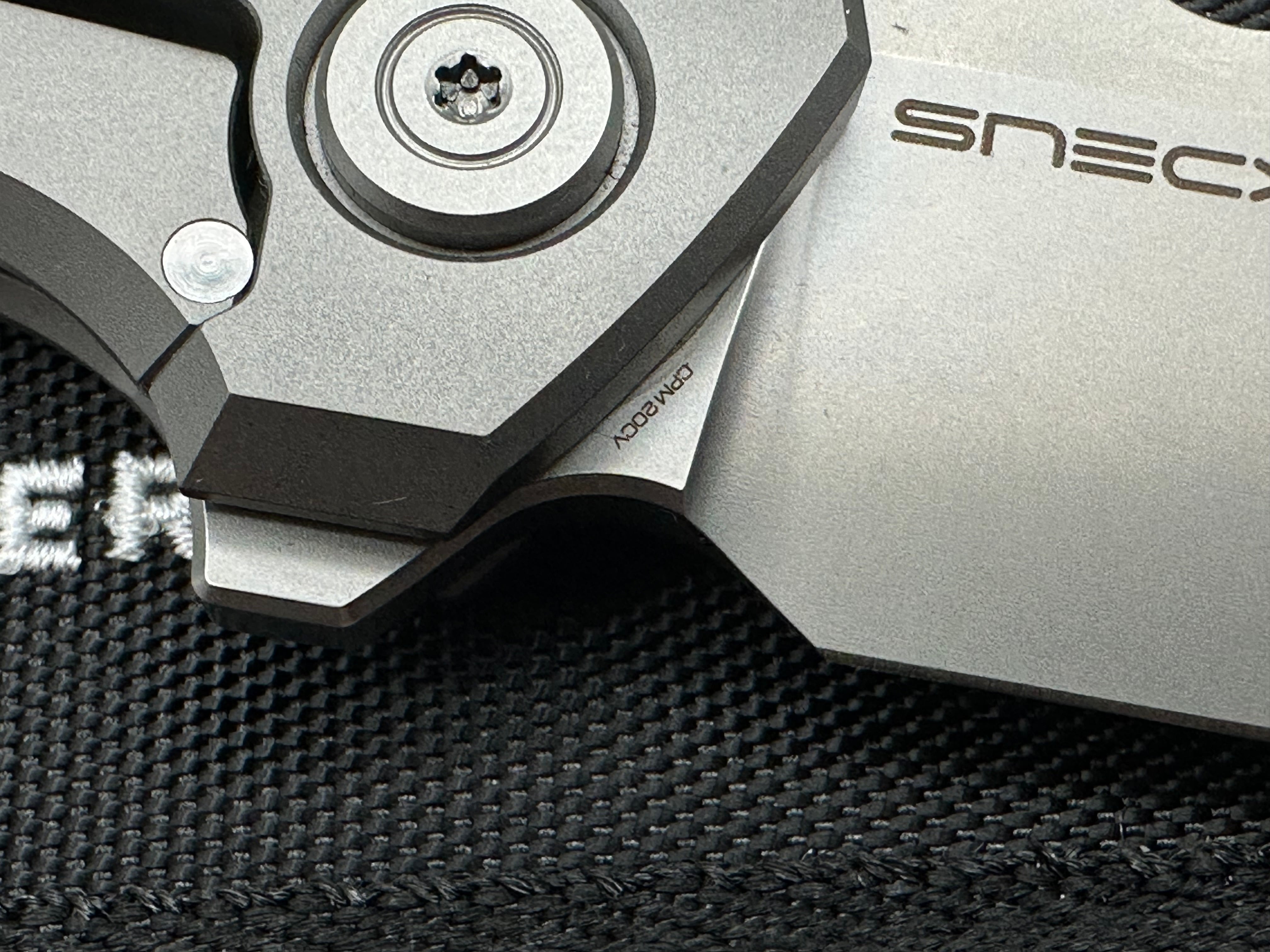 We Mini Snecx Buster: 3.43 polished and bead blasted CPM-20CV blade, flat grind. Caged double row ceramic ball bearings