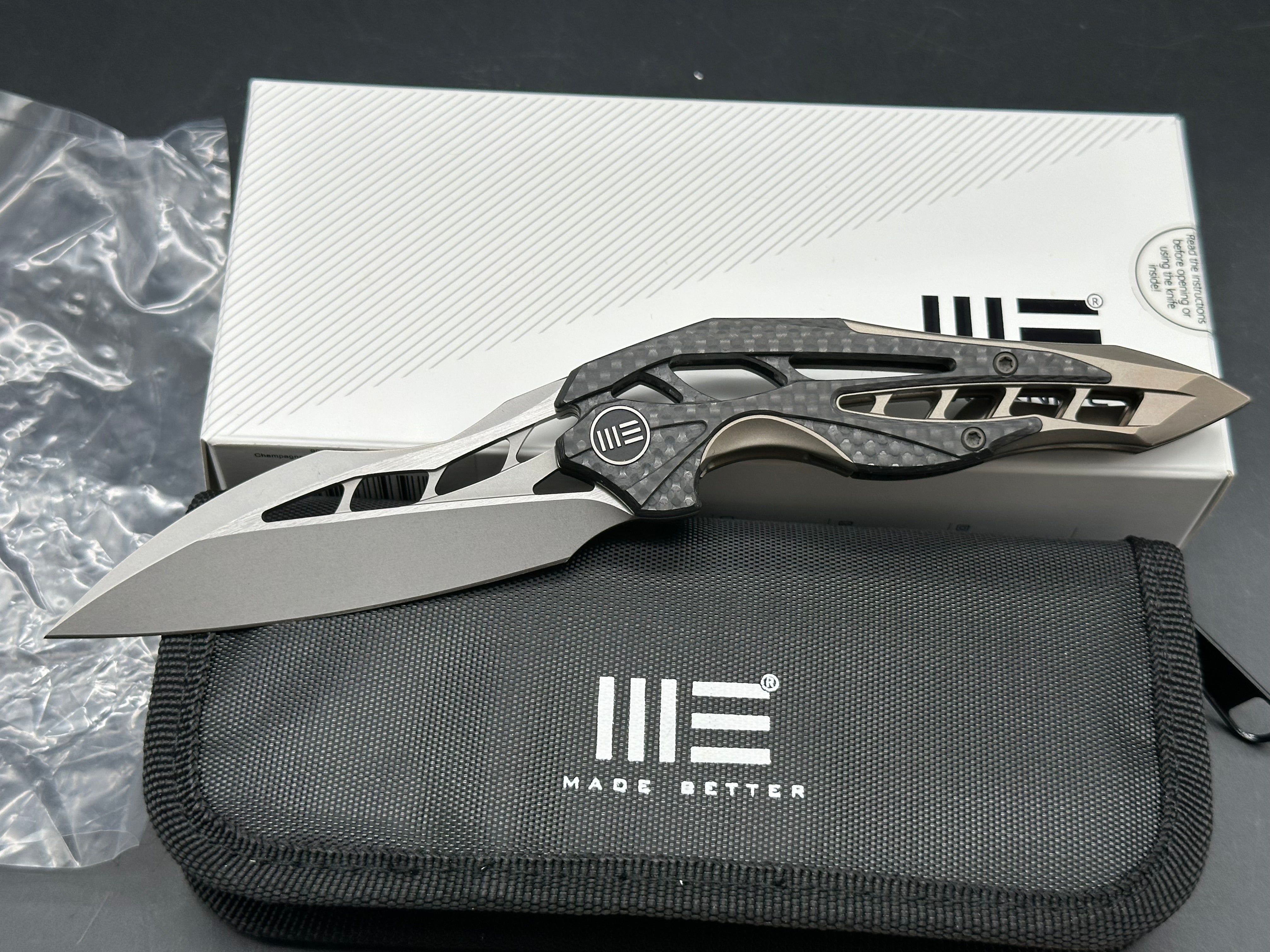We Arrakis: Elija Isham design. 3.45 inch m390 Vertebral champagne integral handle