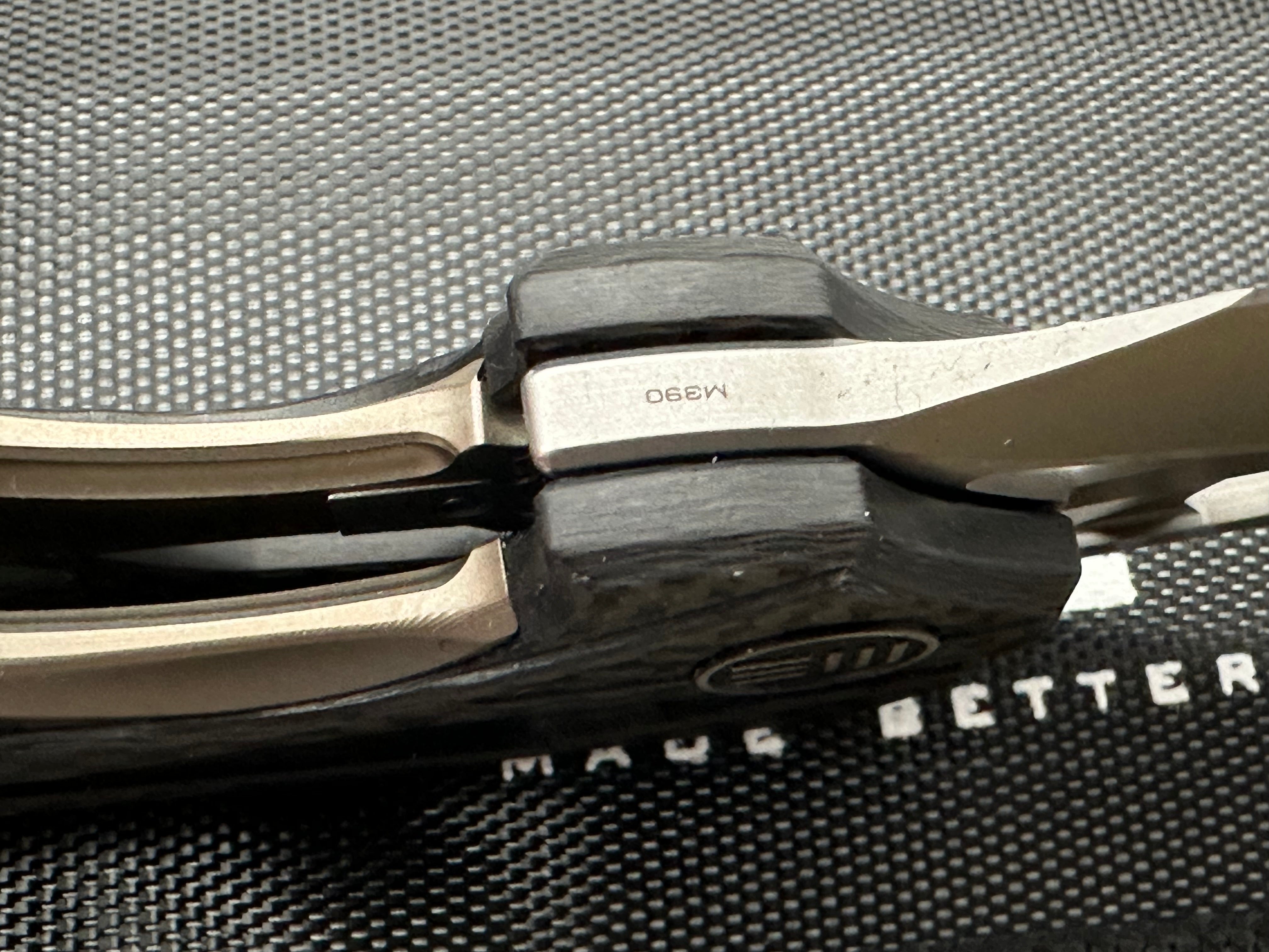 We Arrakis: Elija Isham design. 3.45 inch m390 Vertebral champagne integral handle