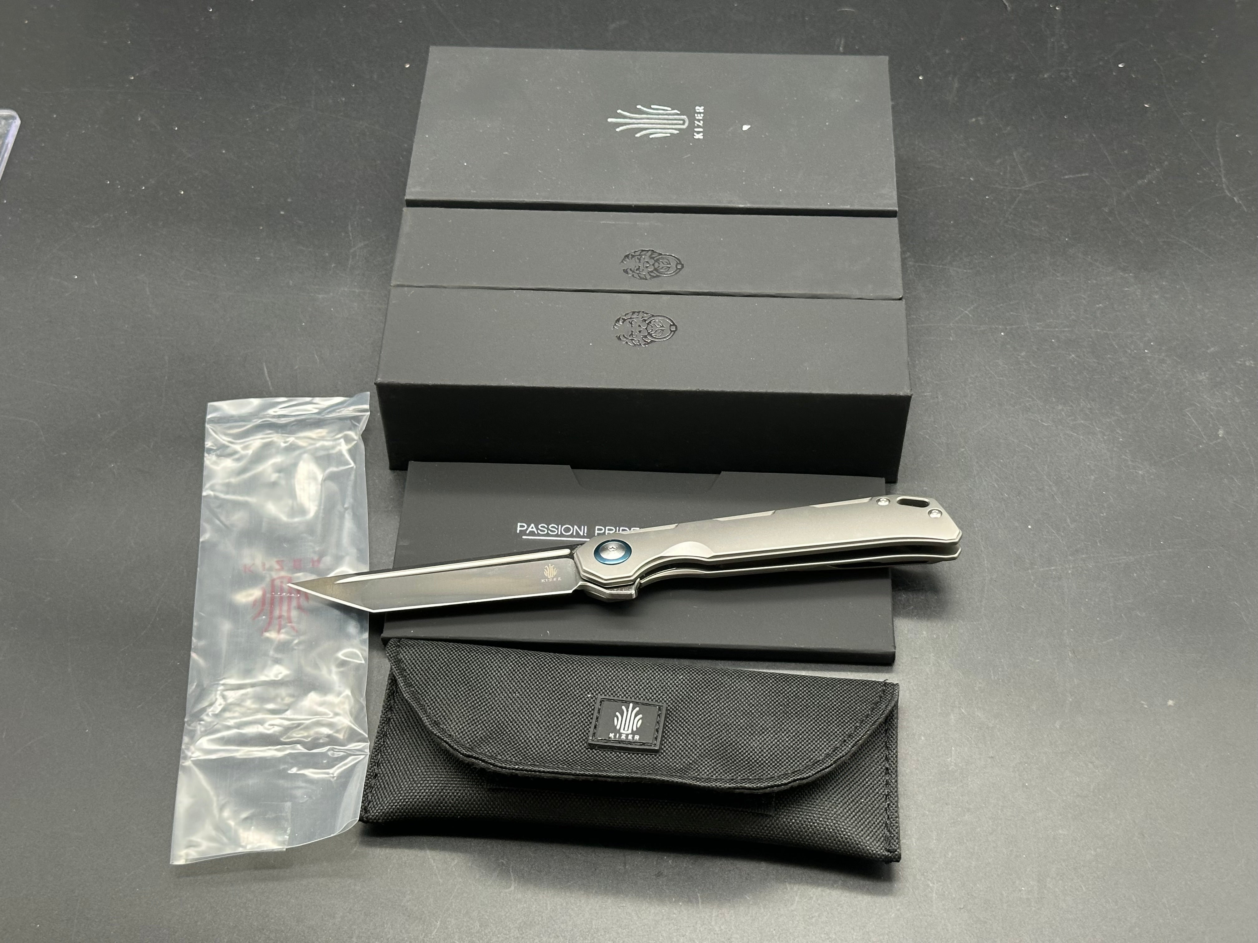 Kizer Begleiter: Azo design. 3.5 inch hollow grind CPM-S35V tanto blade. Titanium handle with anodized blue pivot